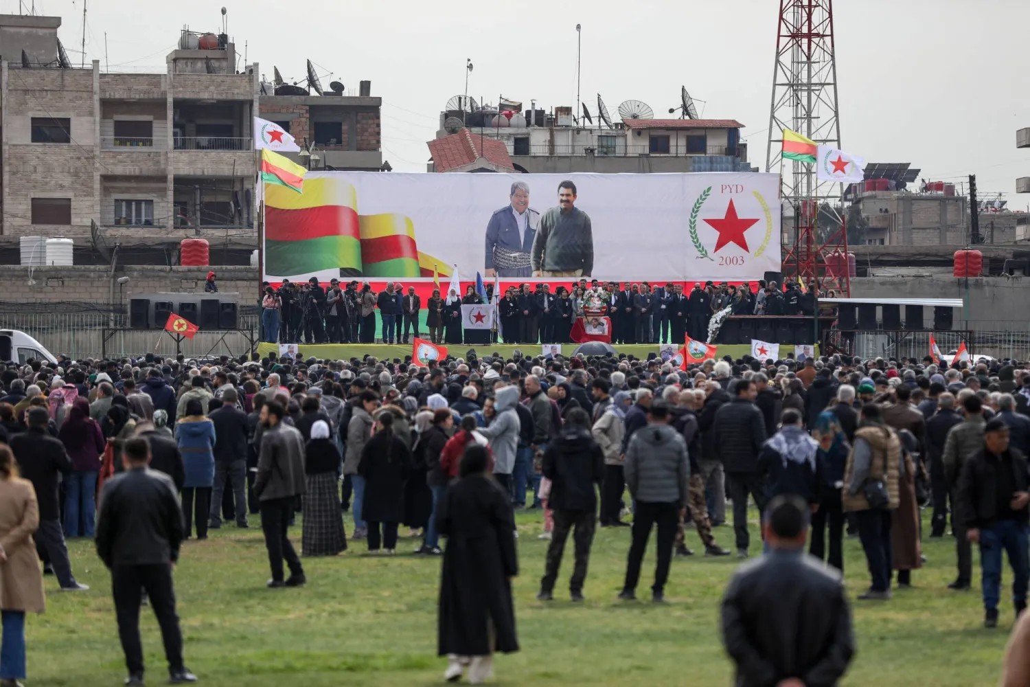 شارك آلاف المشيعين في جنازة صالح مسلم بمدينة القامشلي الجمعة (رويترز)