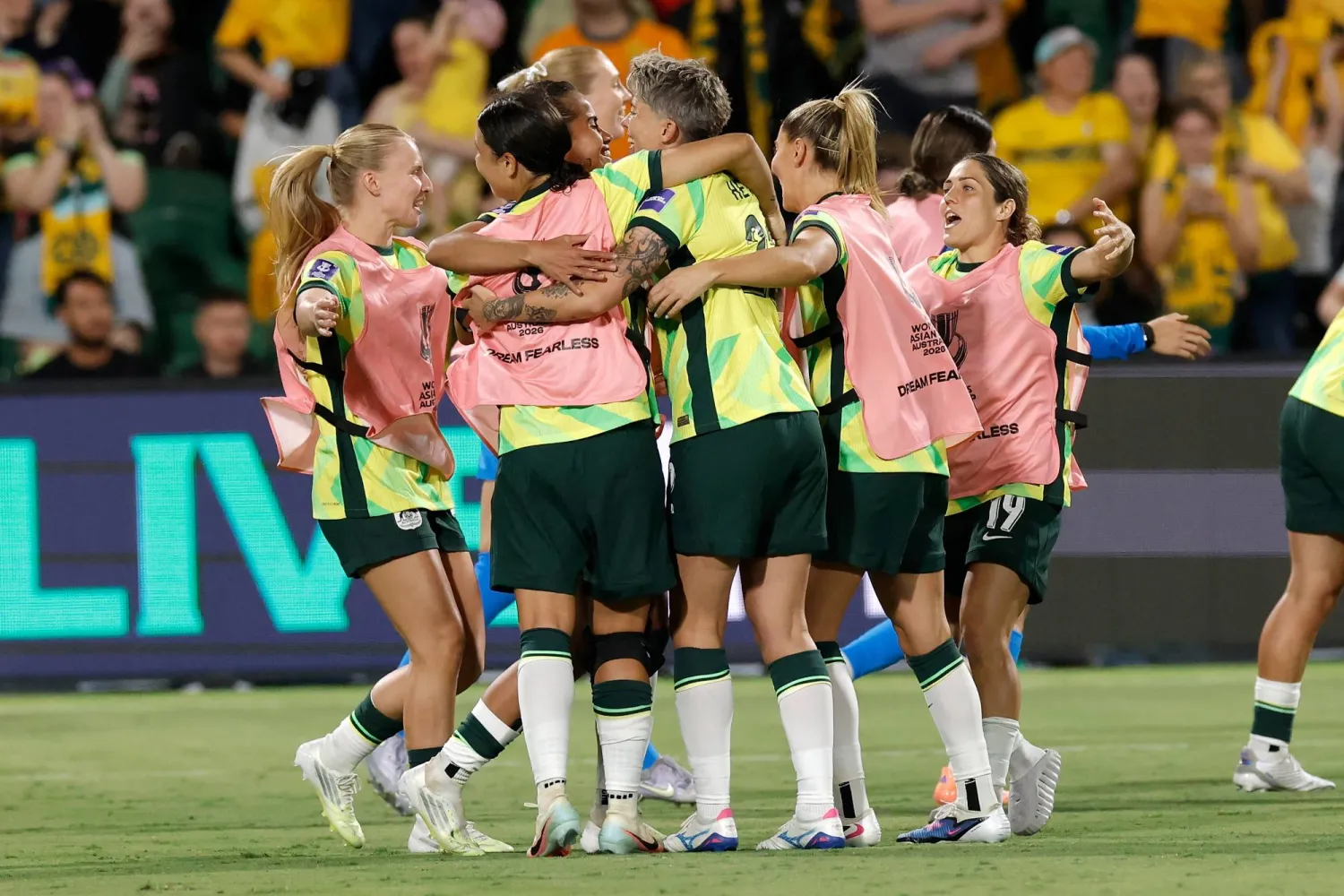 فرحة سيدات أستراليا بالفوز على كوريا الشمالية (إ.ب.أ)