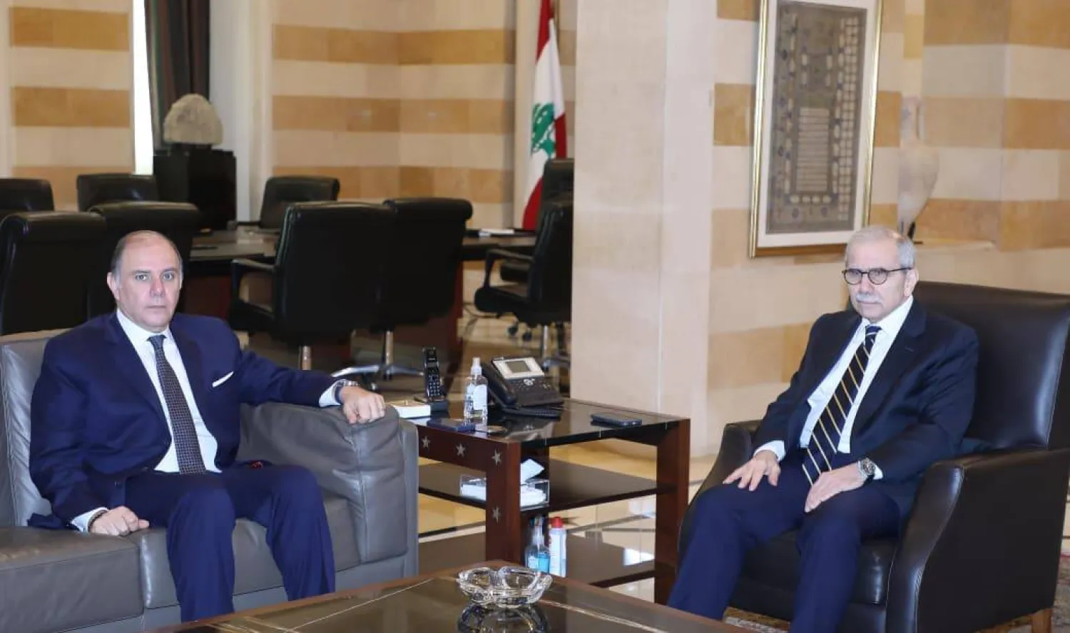 حاكم مصرف لبنان كريم سعيد مجتمعاً مع رئيس الحكومة نواف سلام للبحث في الآثار الاقتصادية العامة للحرب الدائرة في لبنان وتداعياتها على الأوضاع المالية والنقدية في البلاد (رئاسة الحكومة)