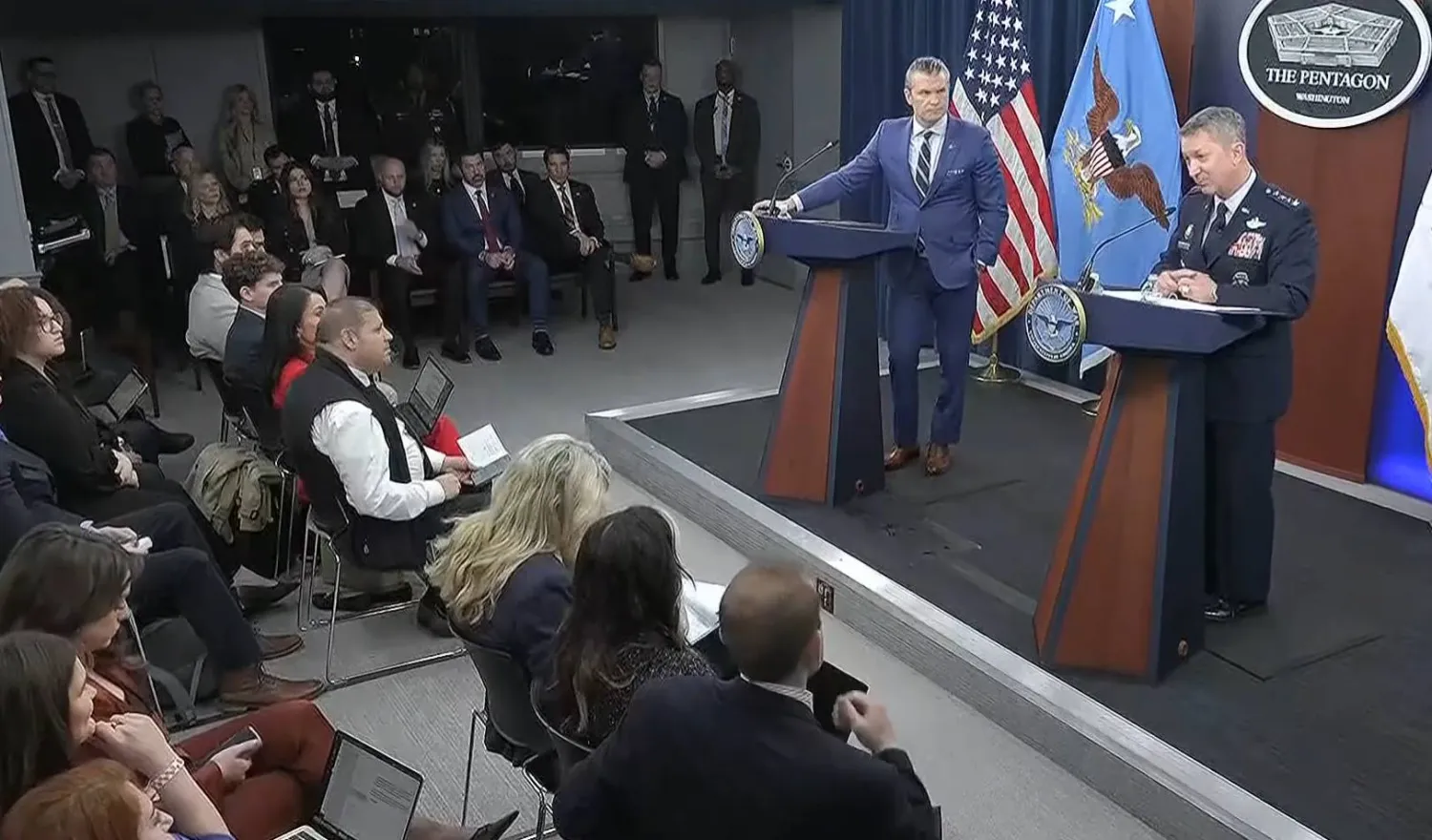  هيغسيث وكين خلال مؤتمر صحافي مشترك في واشنطن اليوم (البنتاغون)