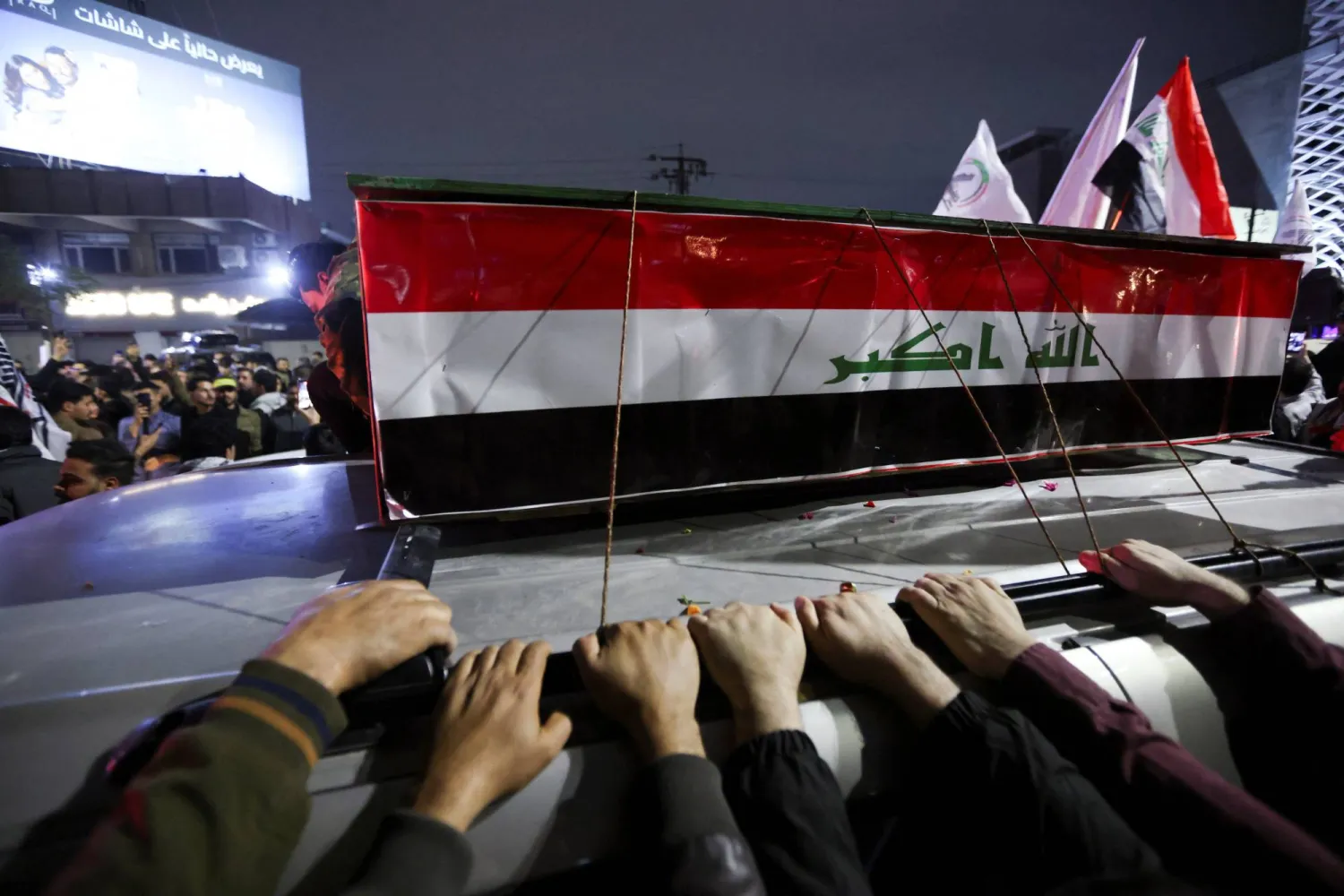 مشيعون حول جنازة عنصر من «الحشد الشعبي» قُتل بغارة في القائم قرب الحدود السورية (رويترز)