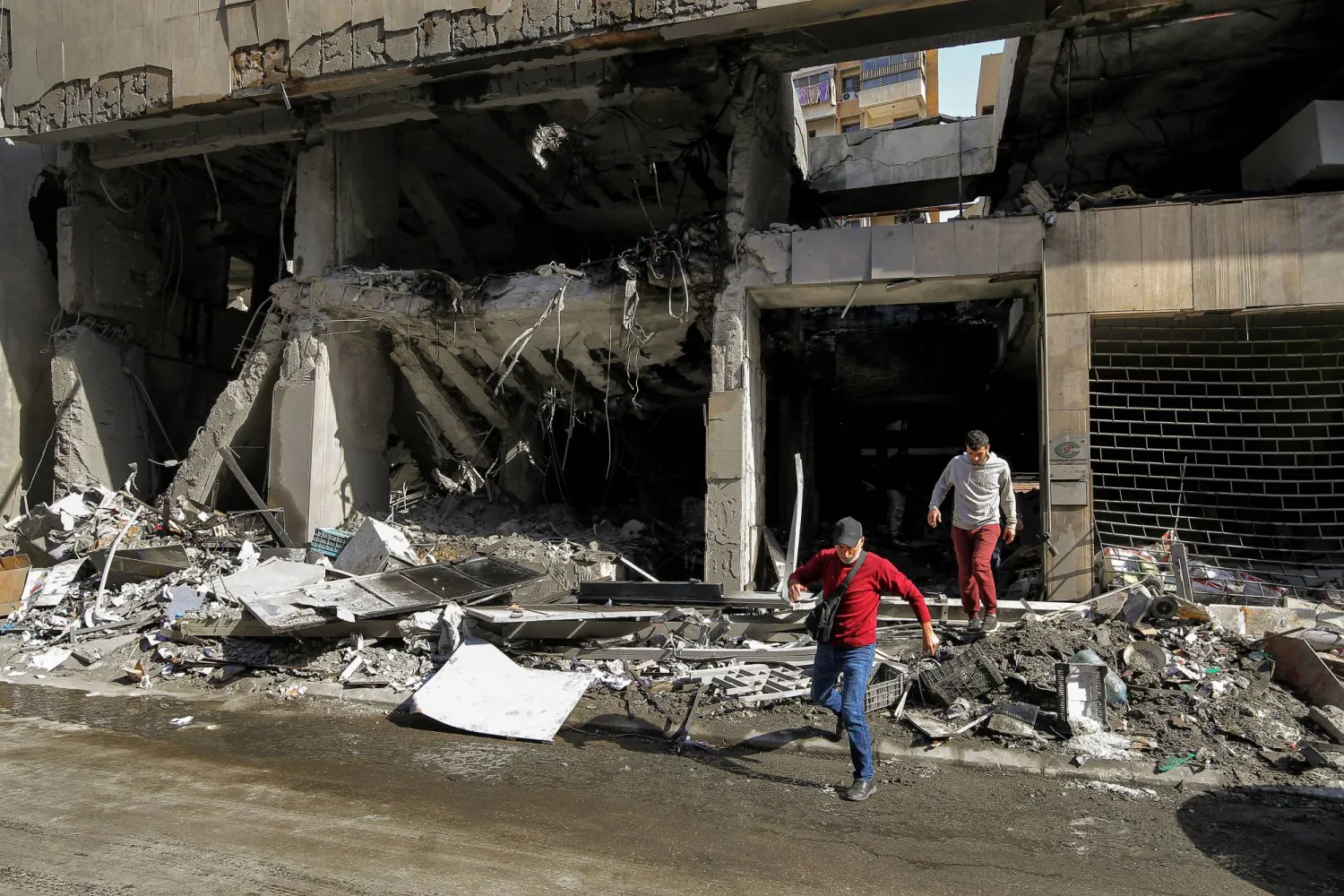 آثار الدمار بعد غارات إسرائيلية على العاصمة اللبنانية بيروت (د.ب.أ)