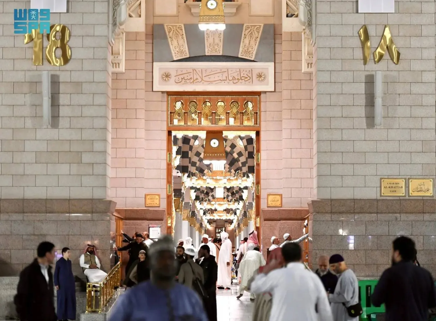 يضم كل باب أكثر من 1500 قطعة نحاسية مذهَّبة منقوشة بتصميم دائري يتوسطه اسم «محمد رسول الله» (واس)