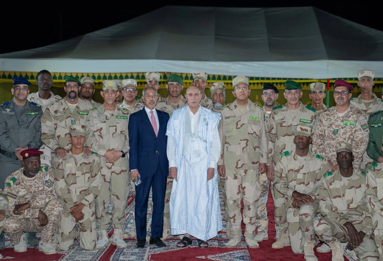الرئيس ولد الغزواني يتوسط مجموعة من الضباط والجنود (الرئاسة)
