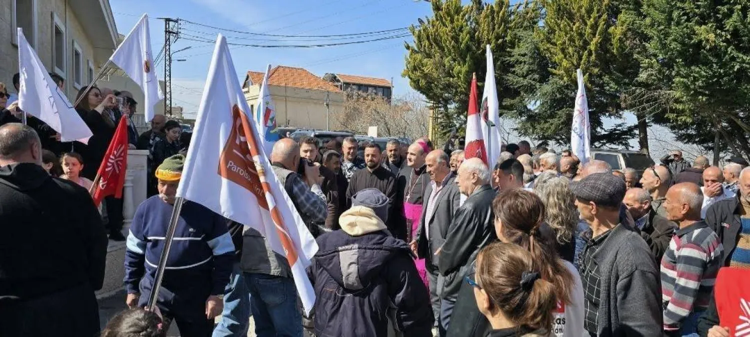 السفير البابوي باولو بورجيا لحظة وصوله إلى كنيسة القليعة خلال زيارته إلى القرى المسيحية بالجنوب (متداول)