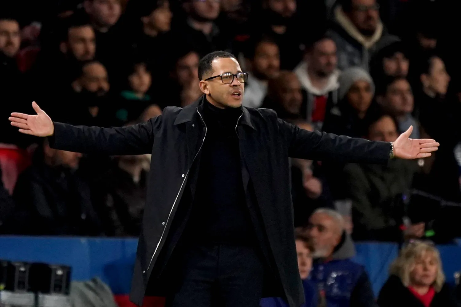 ليام روزنير مدرب تشيلسي (د.ب.أ)