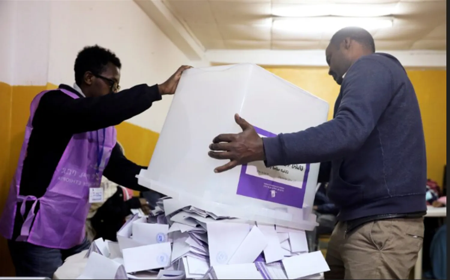 جانب من عملية فرز انتخابات سابقة في إثيوبيا   (رويترز)