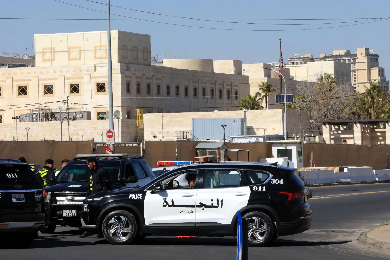 عناصر من الشرطة الأردنية تفرض إجراءات أمنية قرب السفارة الأميركية في عمّان أمس (إ.ب.أ) 