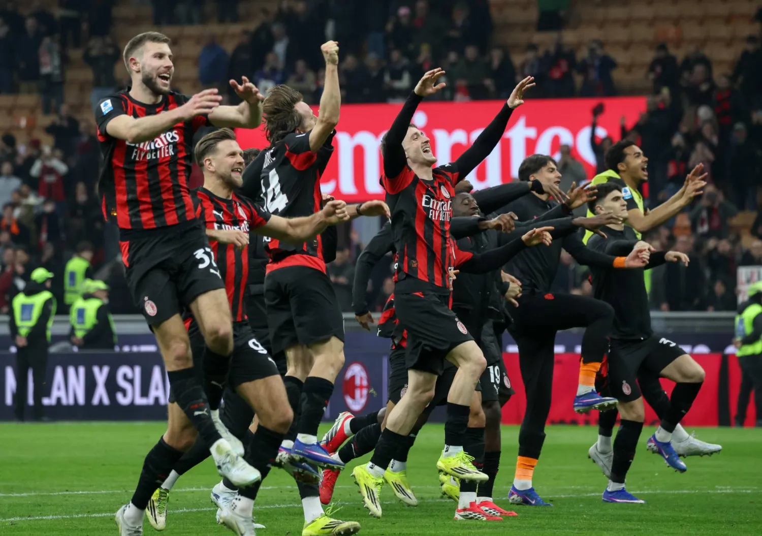 لاعبو ميلان وفرحة الفوز على الغريم إنتر ميلان في المرحلة الماضية (إ.ب.أ)