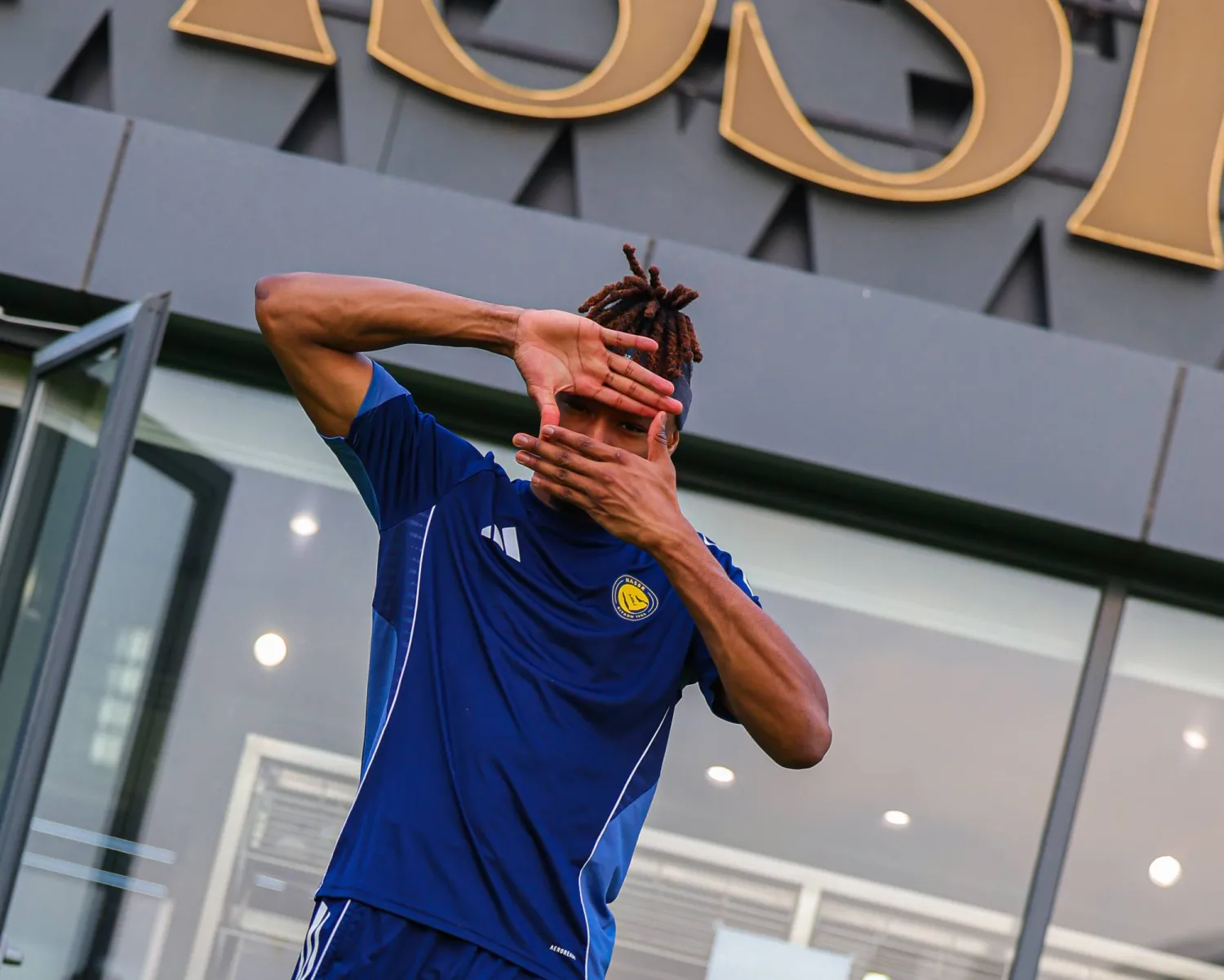 سيماكان في لقطة مرحة قبل تدريب النصر الأخير (موقع النادي)