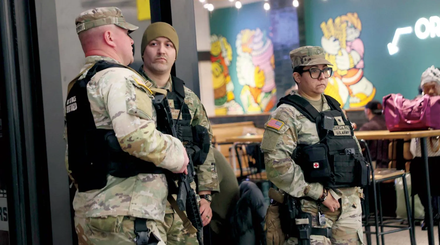 قوات من الحرس الوطني في محطّة قطارات بنيويورك يوم 13 مارس (أ.ف.ب)