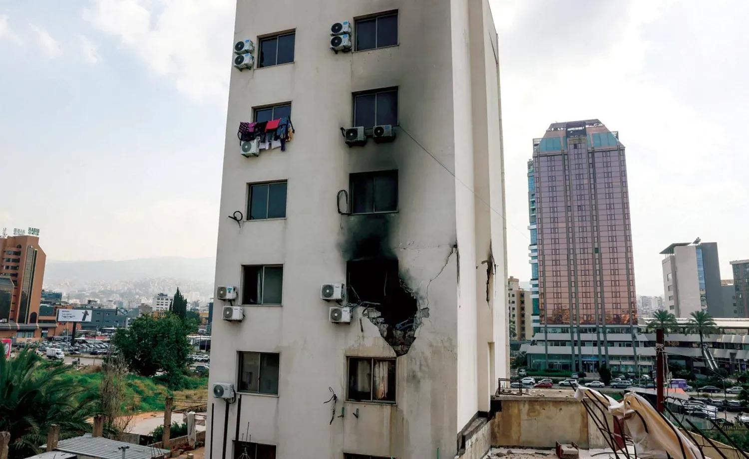 İsrail'in Beyrut'taki Burc Hammud bölgesini hedef alan hava saldırısının ardından yaşananlar (Reuters)