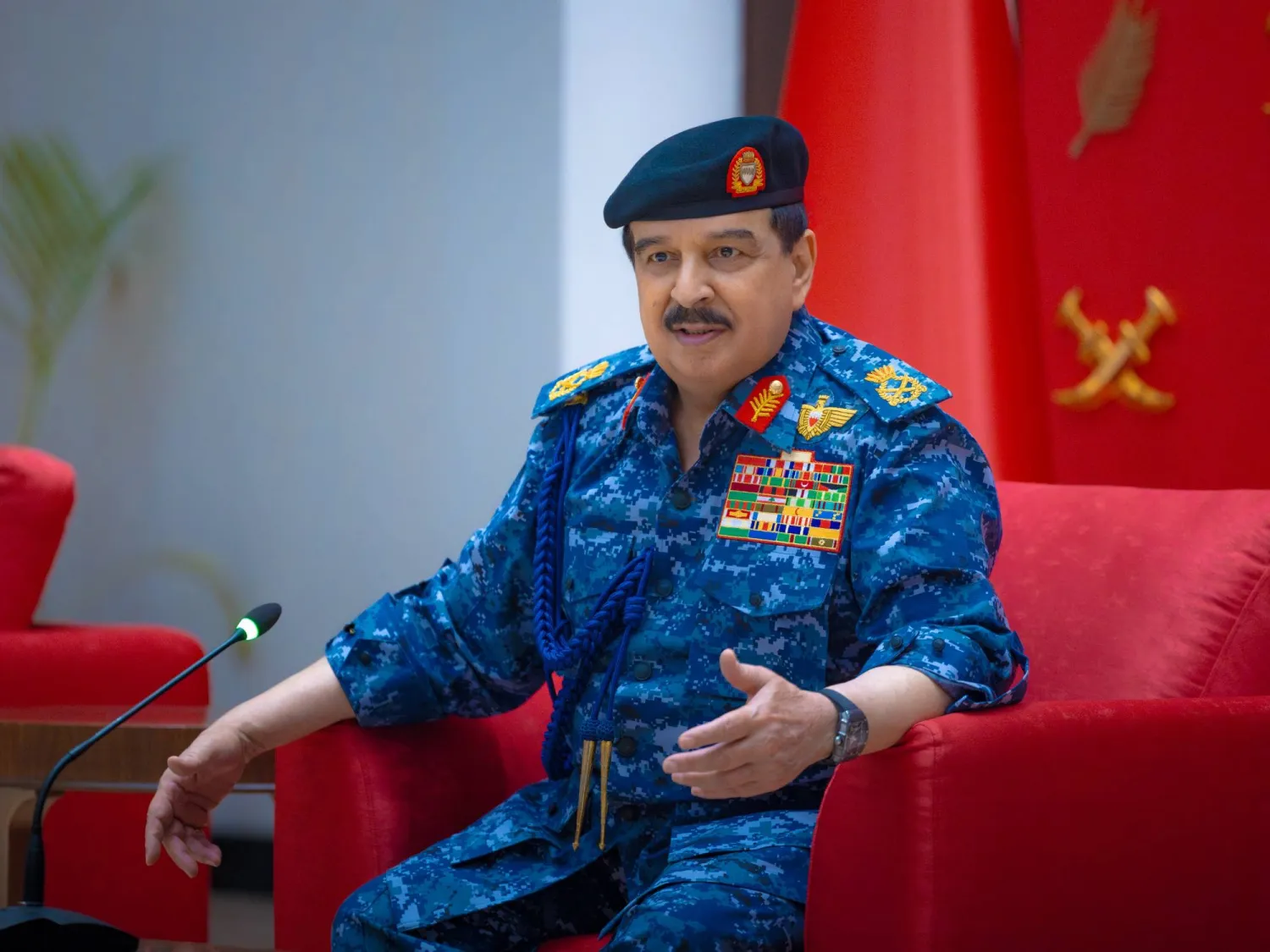 الملك حمد بن عيسى يتحدث خلال زيارته لوزارة الداخلية الجمعة (بنا)