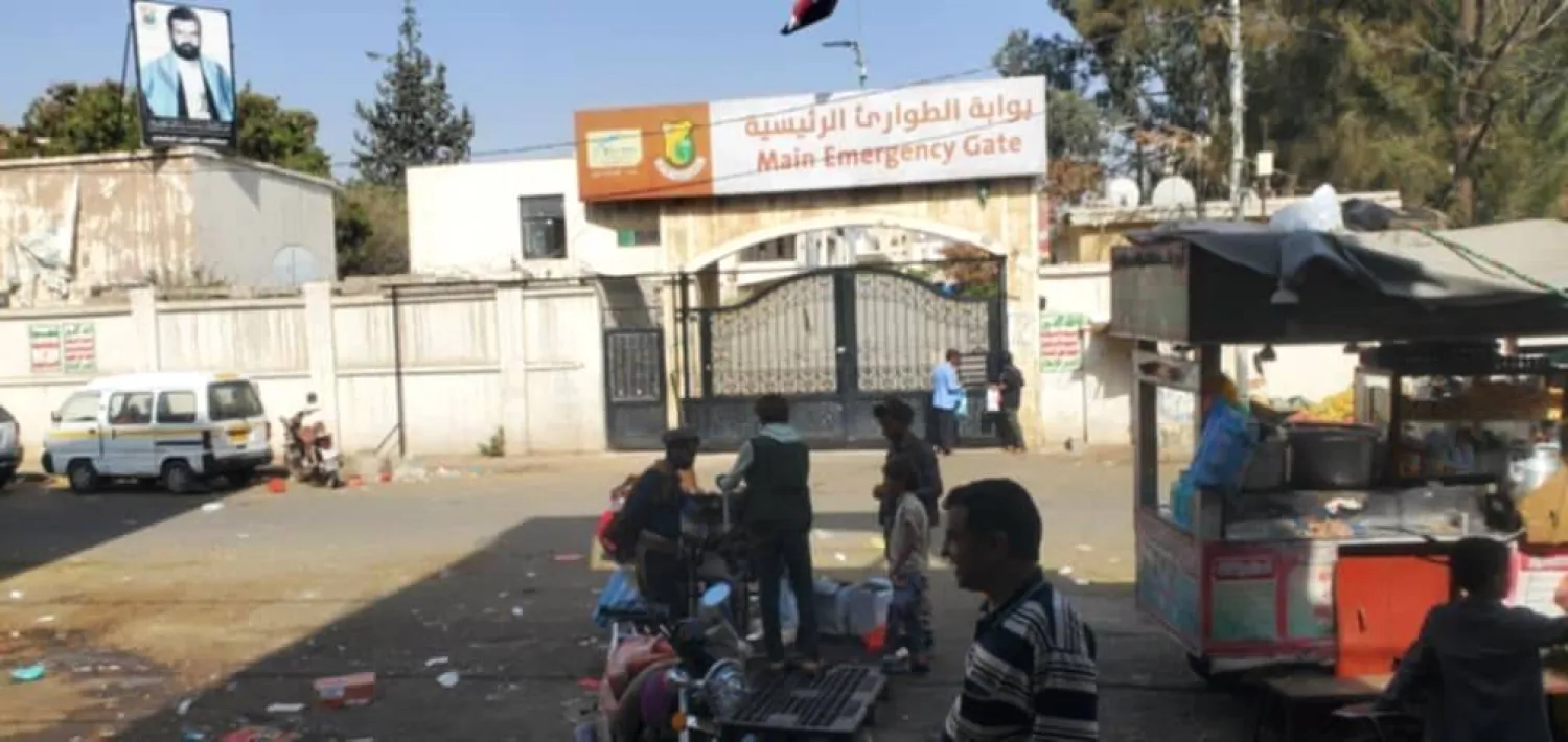 إغلاق البوابة الرئيسية لقسم الطوارئ في «مستشفى الكويت» بصنعاء (فيسبوك)