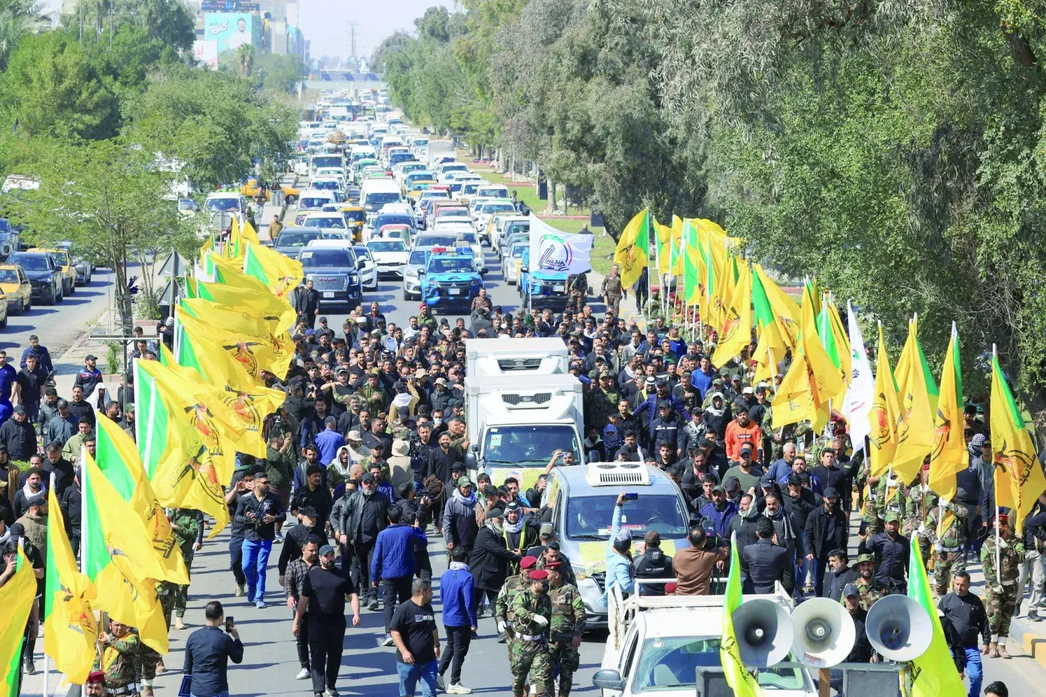 Bağdat'ta, Haşdi Şabi karargahını hedef alan hava saldırısında öldürülen Irak Hizbullah üyeleri için düzenlenen cenaze töreni (Arşiv- Reuters)