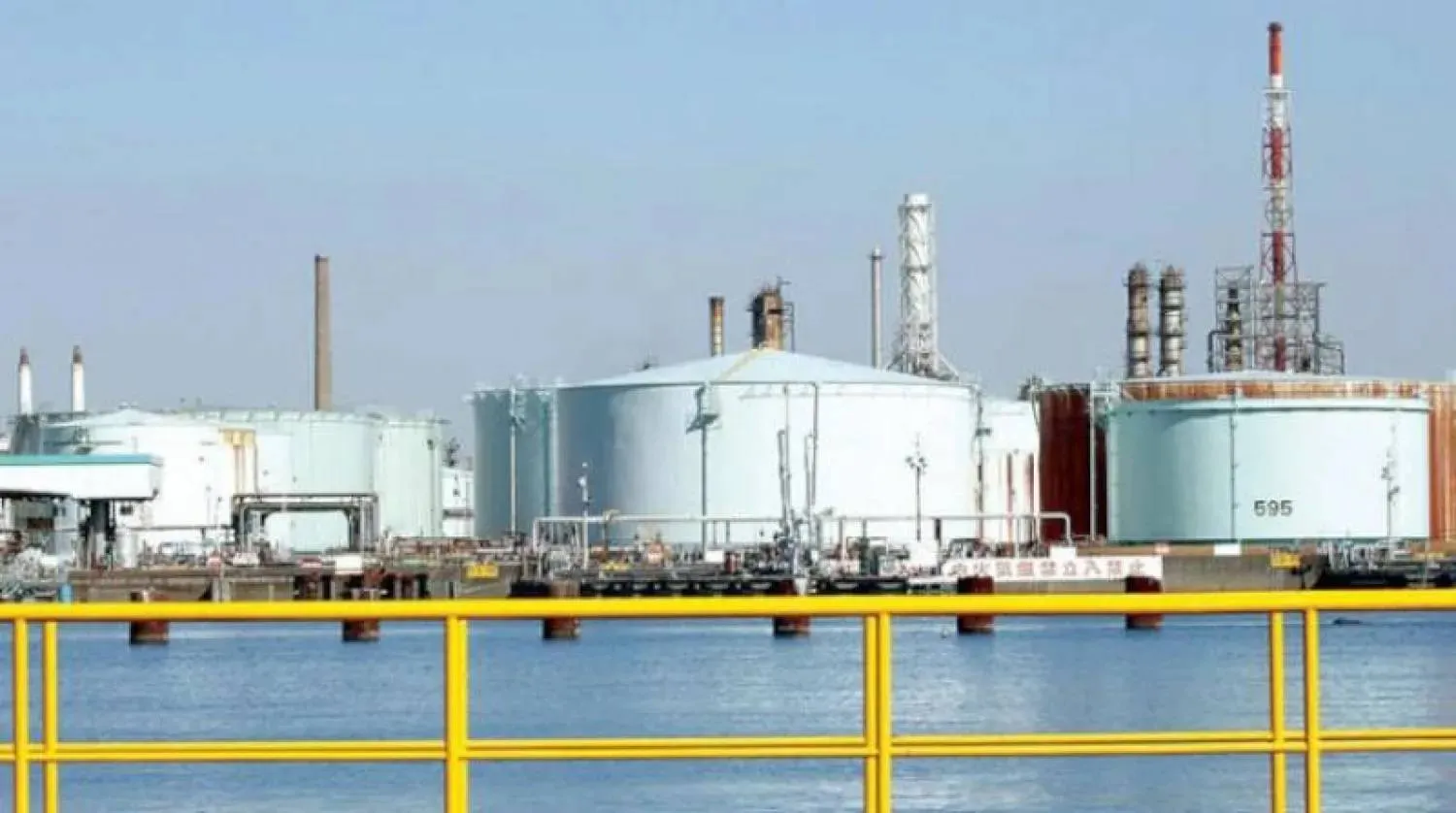 أحد مصافي النفط في يوكوهاما اليابانية (رويترز)