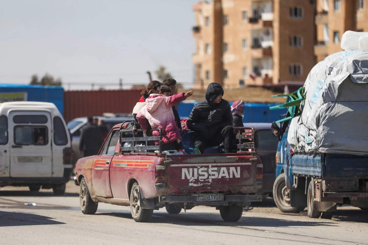 أكراد سوريون يعودون إلى منازلهم في الحسكة بعد الاتفاق بين «قسد» والحكومة السورية (رويترز)