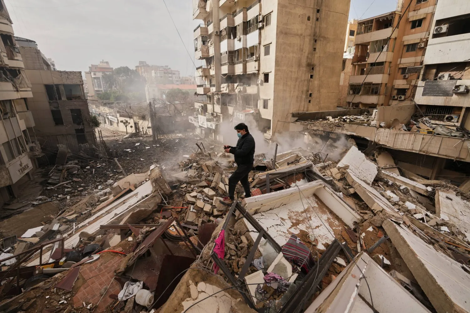 الدخان يتصاعد نتيجة غارات جوية استهدفت الضاحية الجنوبية لبيروت (أ.ب)