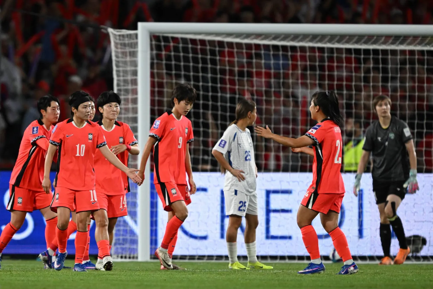 فرحة الكوريات الجنوبيات تكررت ست مرات أمام الأوزبكيات (د.ب.أ)