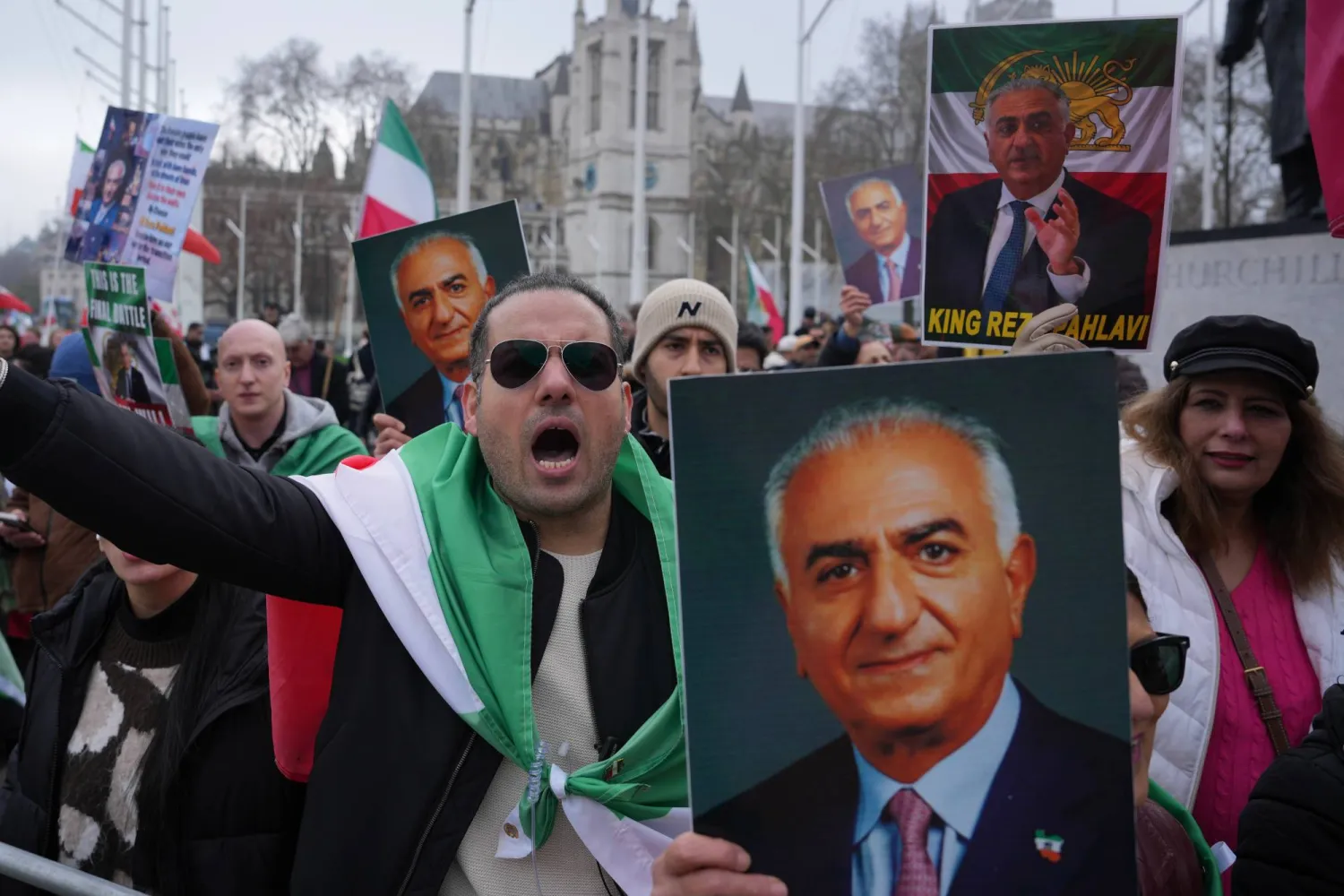 معارضون للنظام الإيراني يرفعون صور رضا بهلوي في لندن (أ.ب)