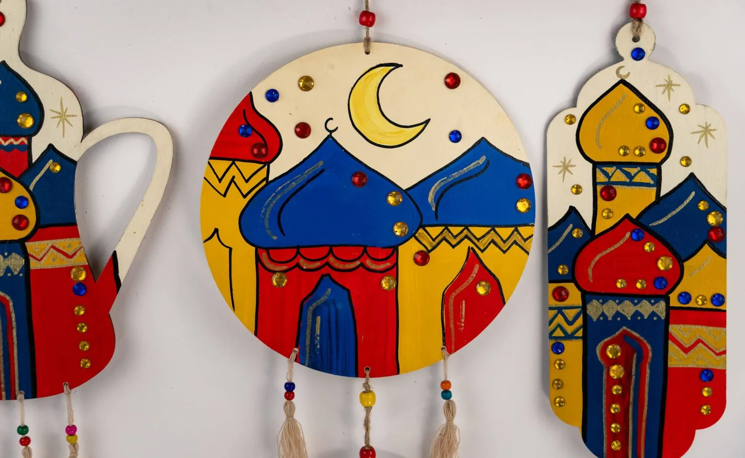 معلقات مبهجة من «ميدو - أرت» (الشرق الأوسط)