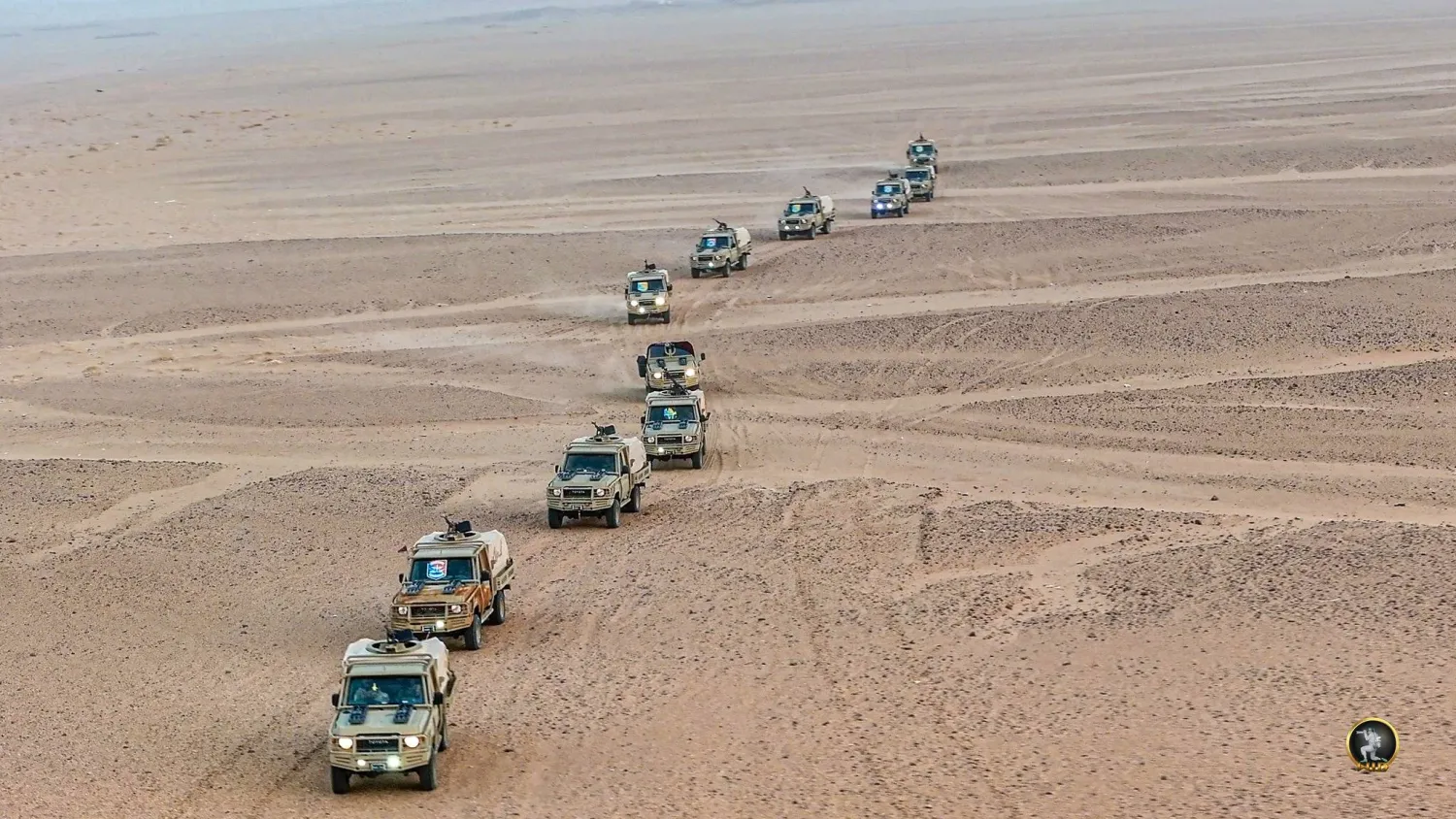 عربات عسكرية تابعة لـ«الجيش الوطني» الليبي على الحدود الجنوبية الغربية (إعلام الجيش الوطني)