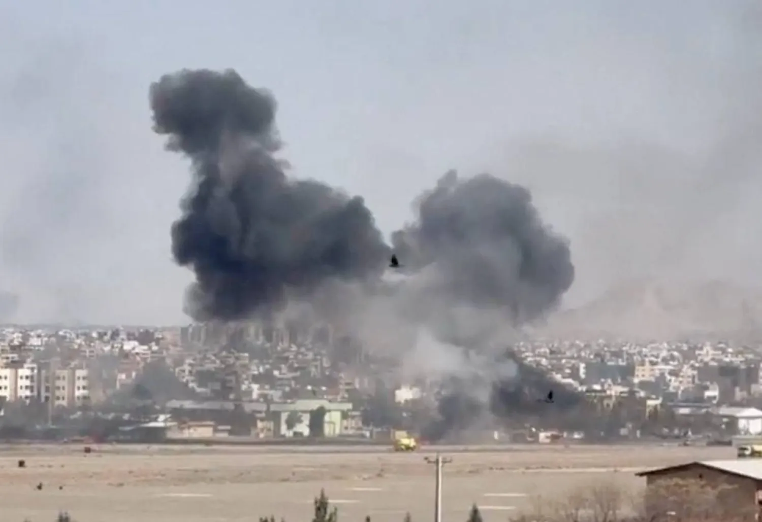 الدخان يتصاعد عقب غارة على مدينة أصفهان (رويترز)