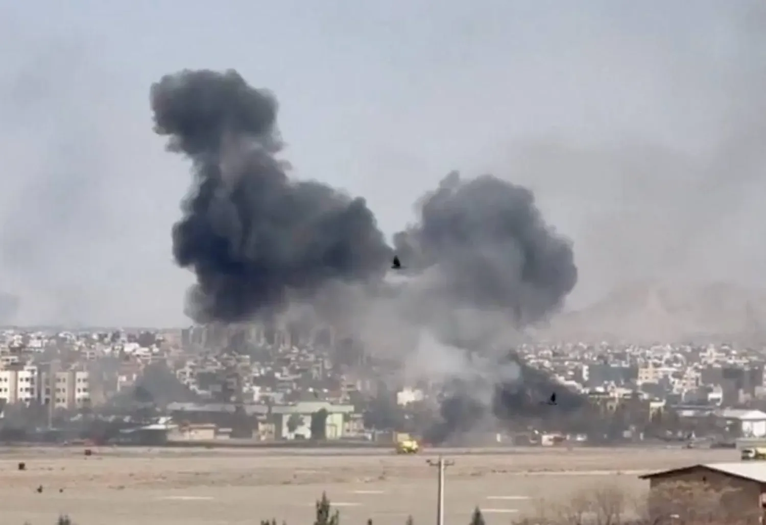 İsfahan kentine düzenlenen hava saldırısının ardından yükselen duman (Reuters)