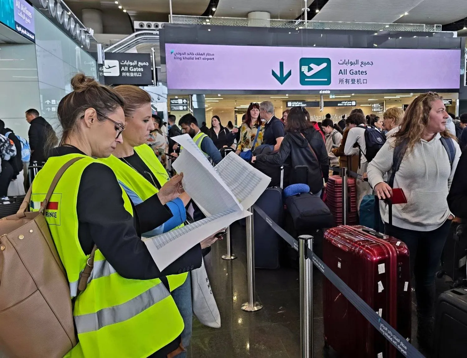 ساهم دعم السعودية في عبور الفرنسيين من دول خليجية إلى بلادهم بأمان (سفارة باريس في الرياض)