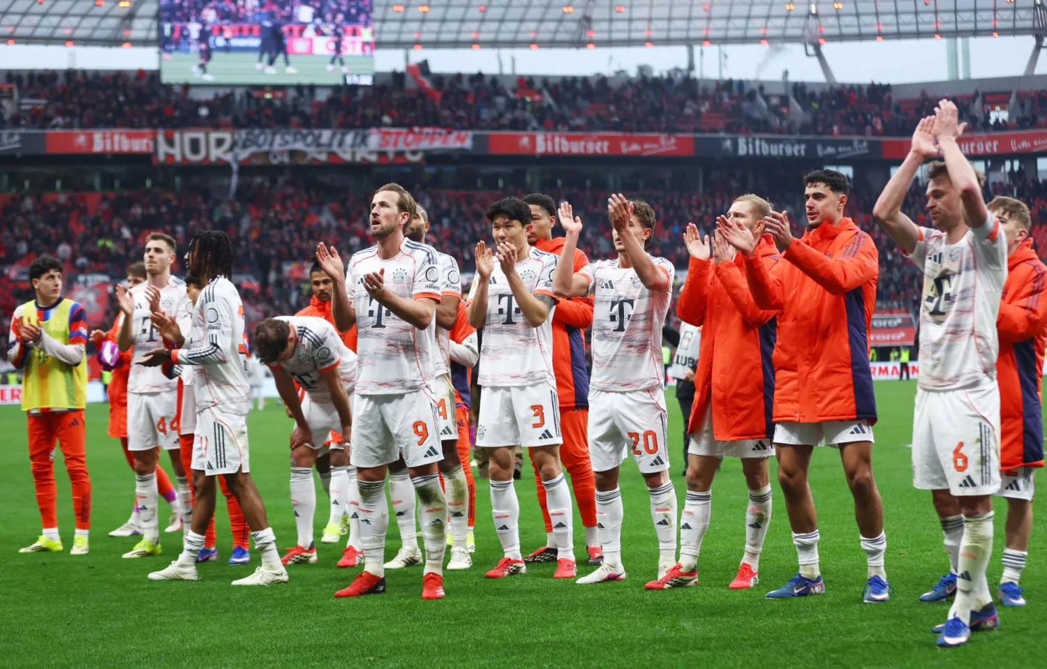 لاعبو البايرن يحيون جماهيرهم بعد نهاية المباراة (رويترز)