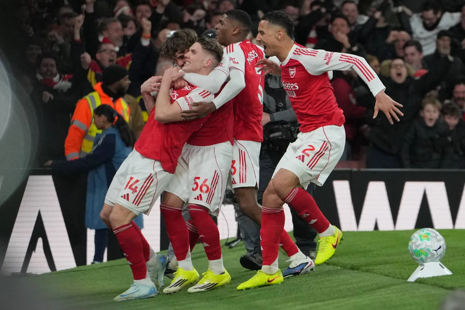 لاعبو آرسنال يحتفلون بالهدف الأول (أ.ب)