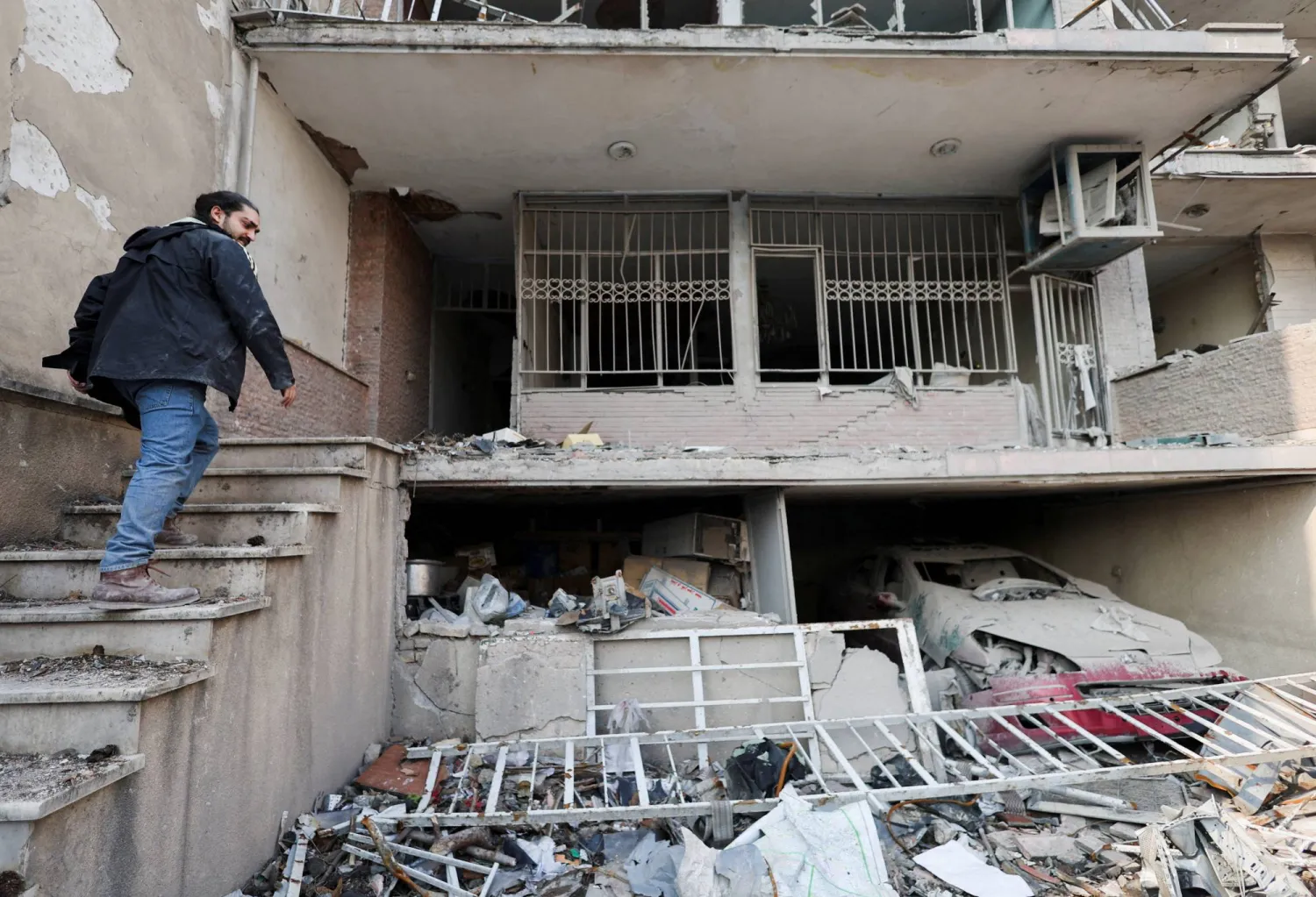 واشنطن تحشد لتأمين مضيق هرمز وطهران تلوح بتوسيع الهجمات (تغطية حية)