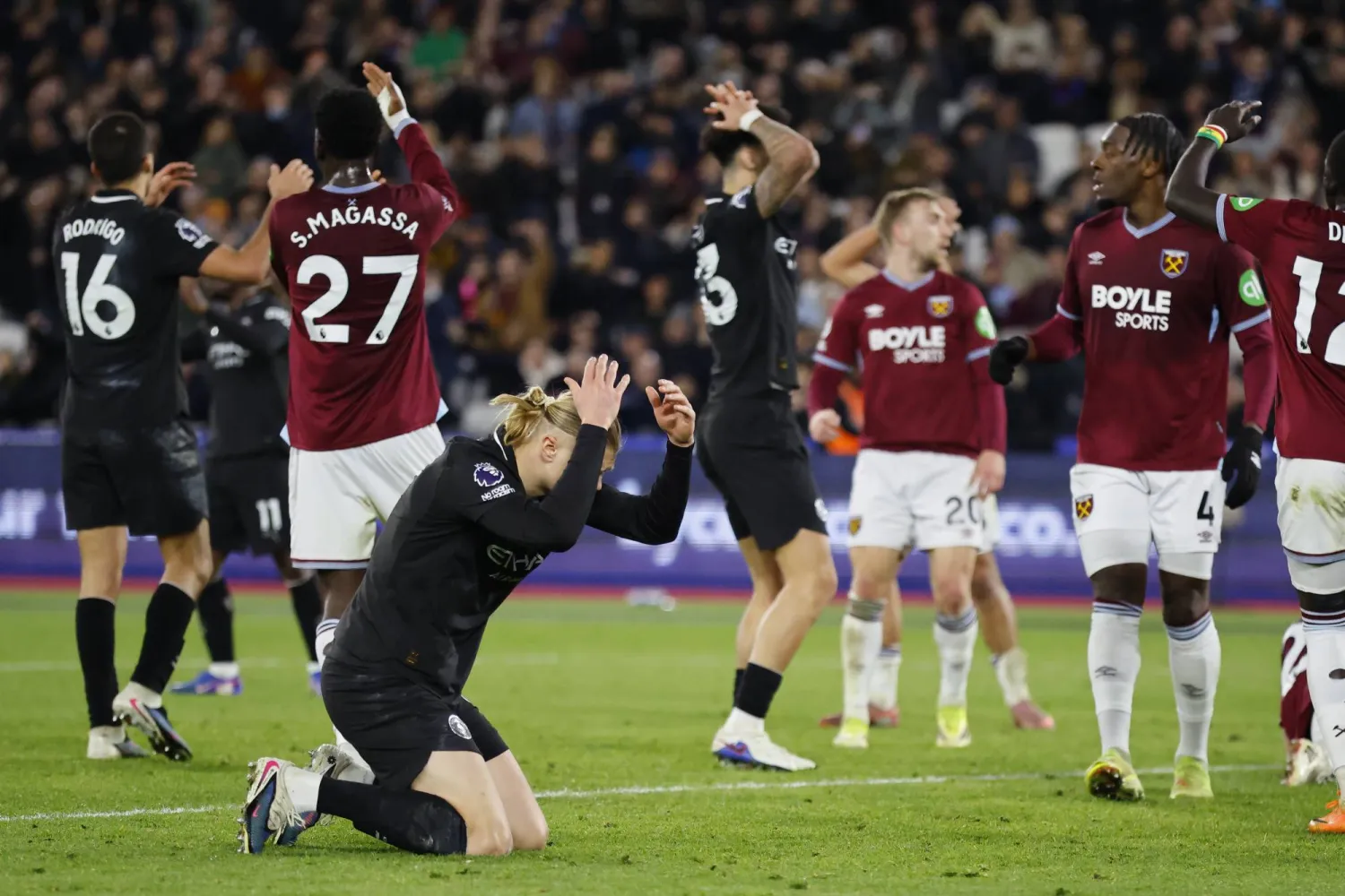 هالاند متحسرا عقب إهدار إحدى الفرص خلال المواجهة (إ.ب.أ)