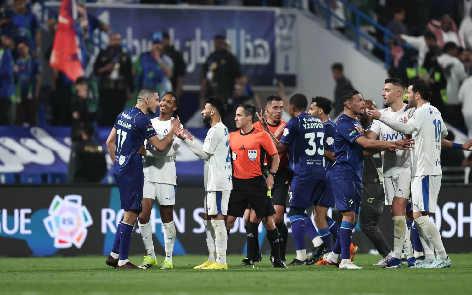 جدل ونقاش كبير صاحب نهاية مباراة الفتح والهلال (تصوير: سعد العنزي) 