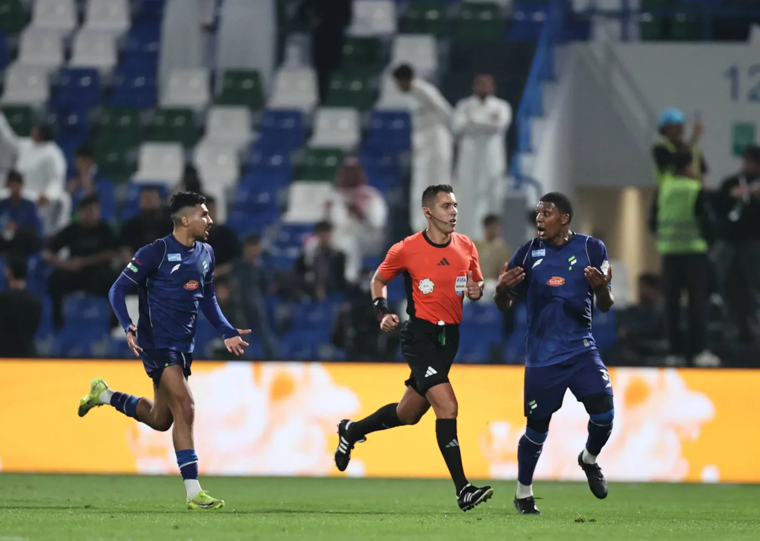 الهلال قال في بيانه إن يستغرب استمرار اختيار طواقم التحكيم المتواضعة (تصوير: سعد العنزي) 