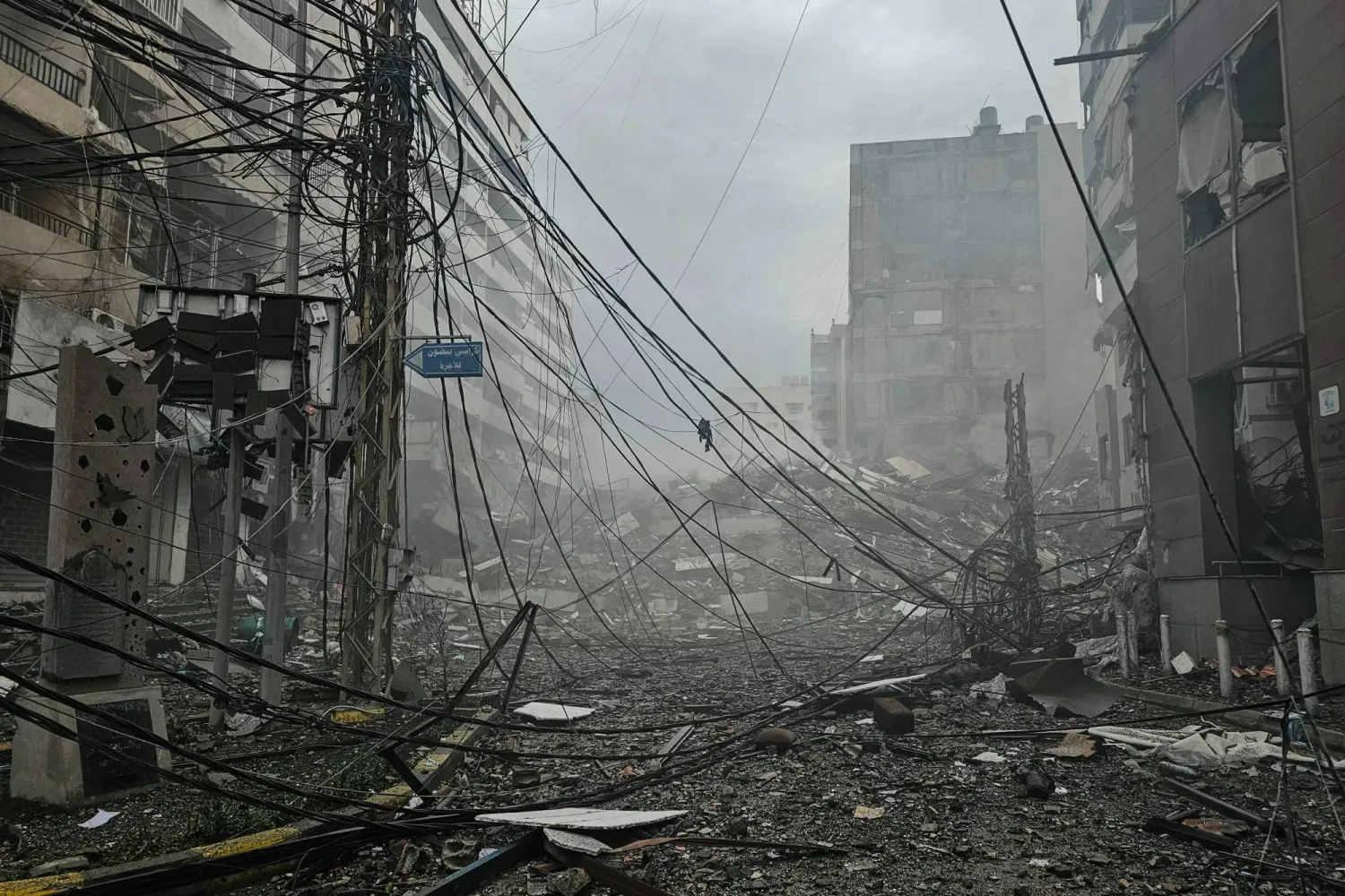 الدمار في موقع ضربة إسرائيلية بالضاحية الجنوبية لبيروت أمس غداة ضربة إسرائيلية (أ.ف.ب)