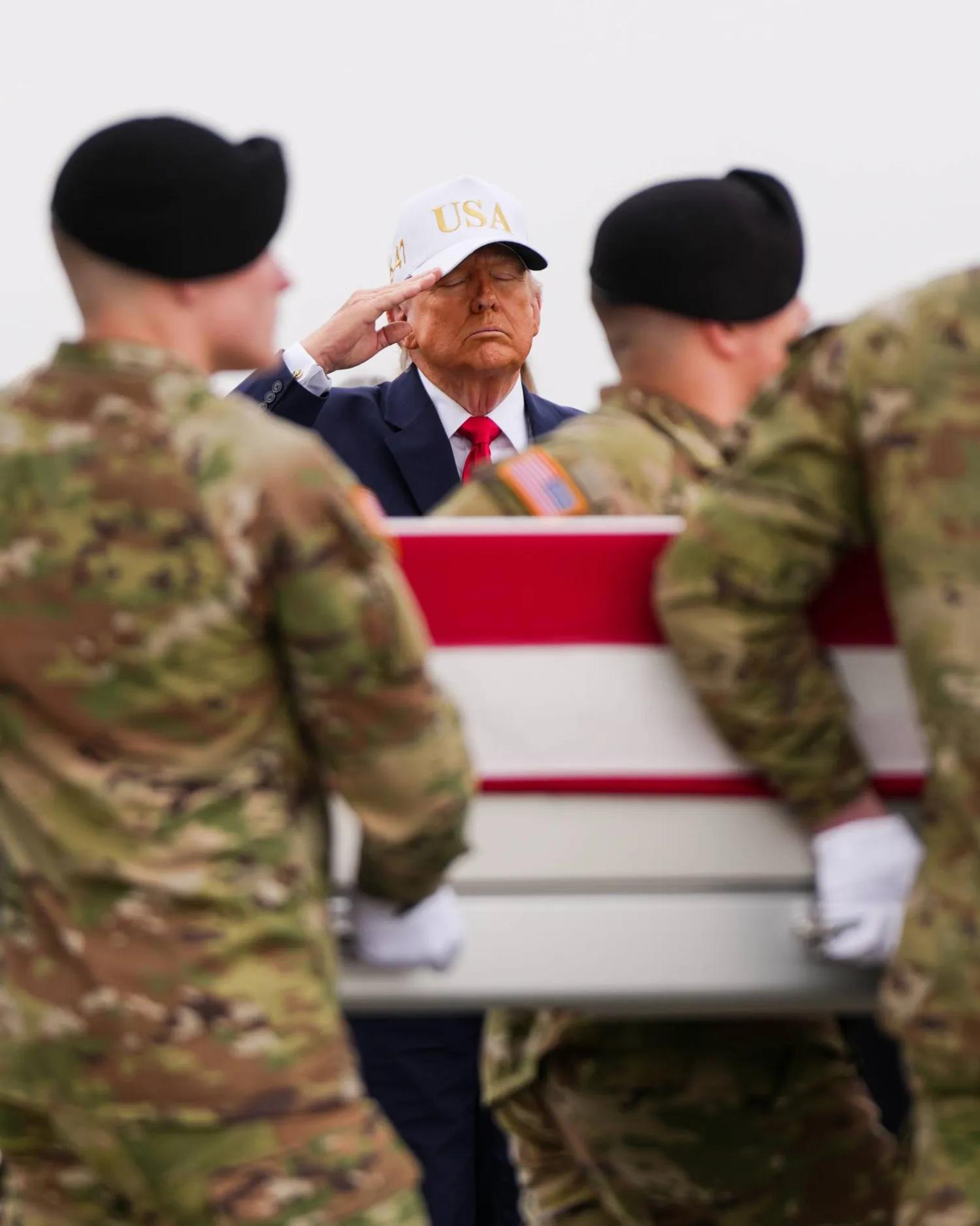 ترمب يستقبل رفات الجنود الذين قُتلوا في حرب إيران في قاعدة دوفر بديلاوير يوم 7 مارس 2026 (أ.ب)