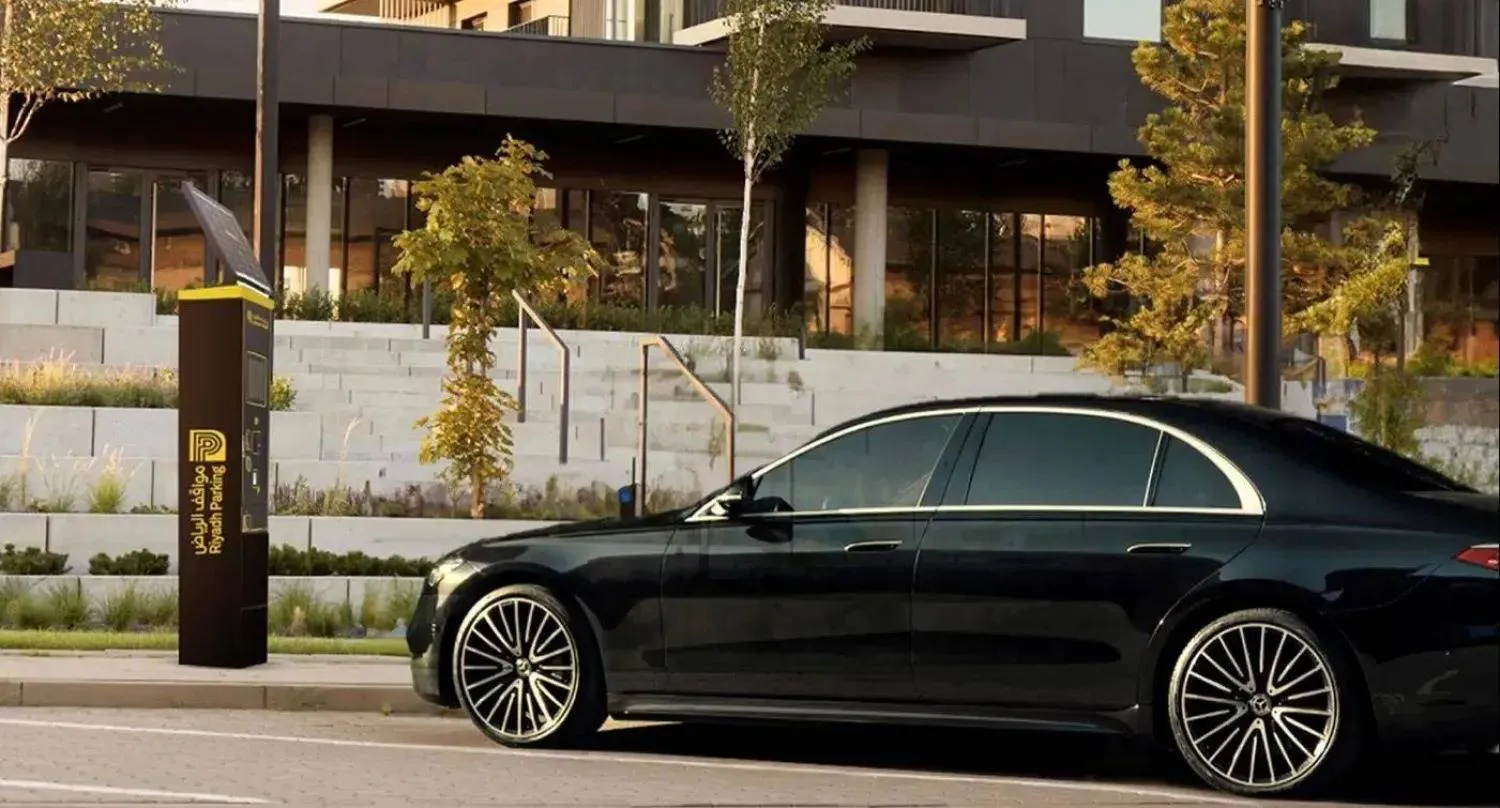سيارة في أحد المواقف الذكية التابعة لمشروع «مواقف الرياض» (أمانة منطقة الرياض)