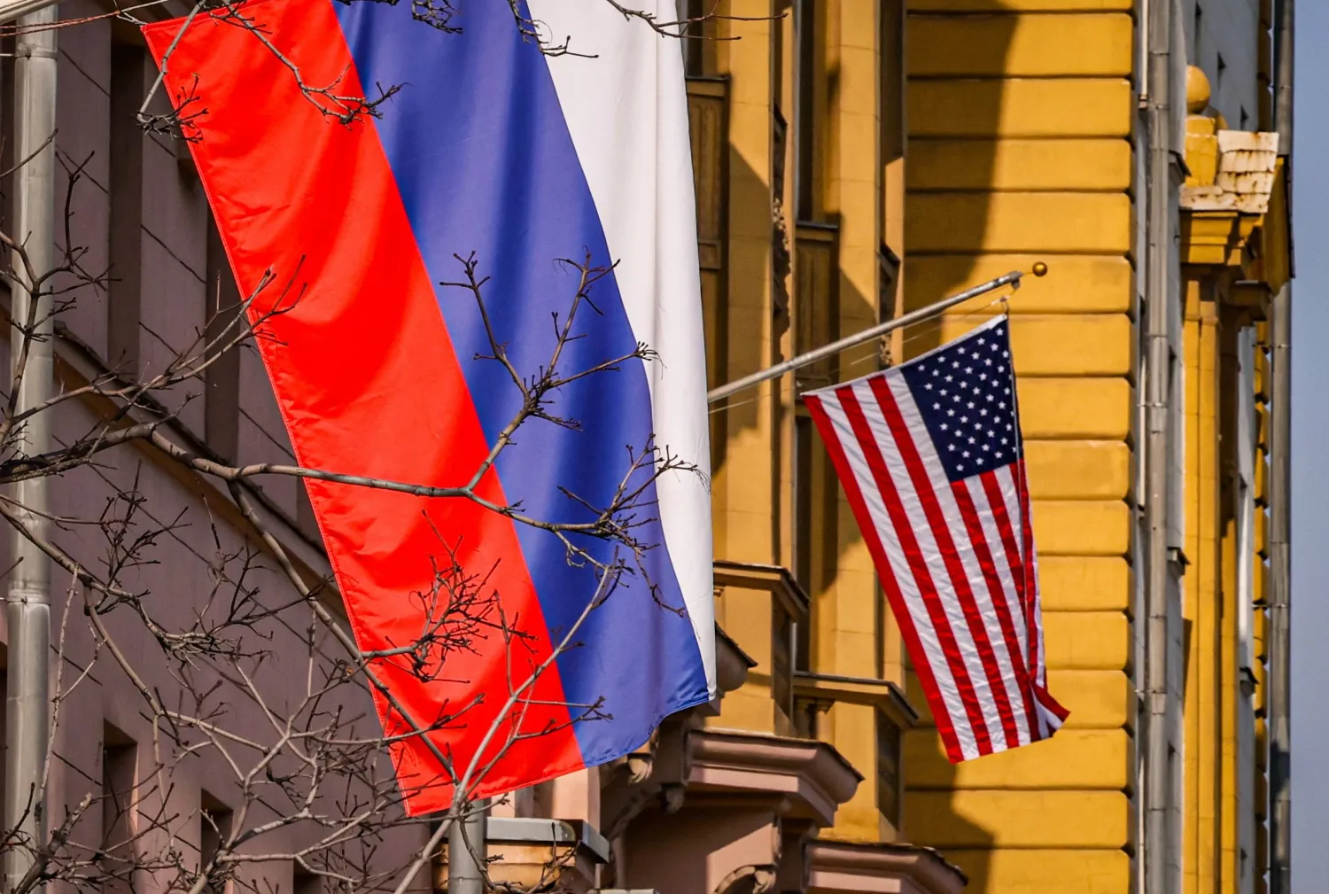 العلمان الروسي والأميركي على المبنى الرئيسي للسفارة الأميركية في موسكو (إ.ب.أ)