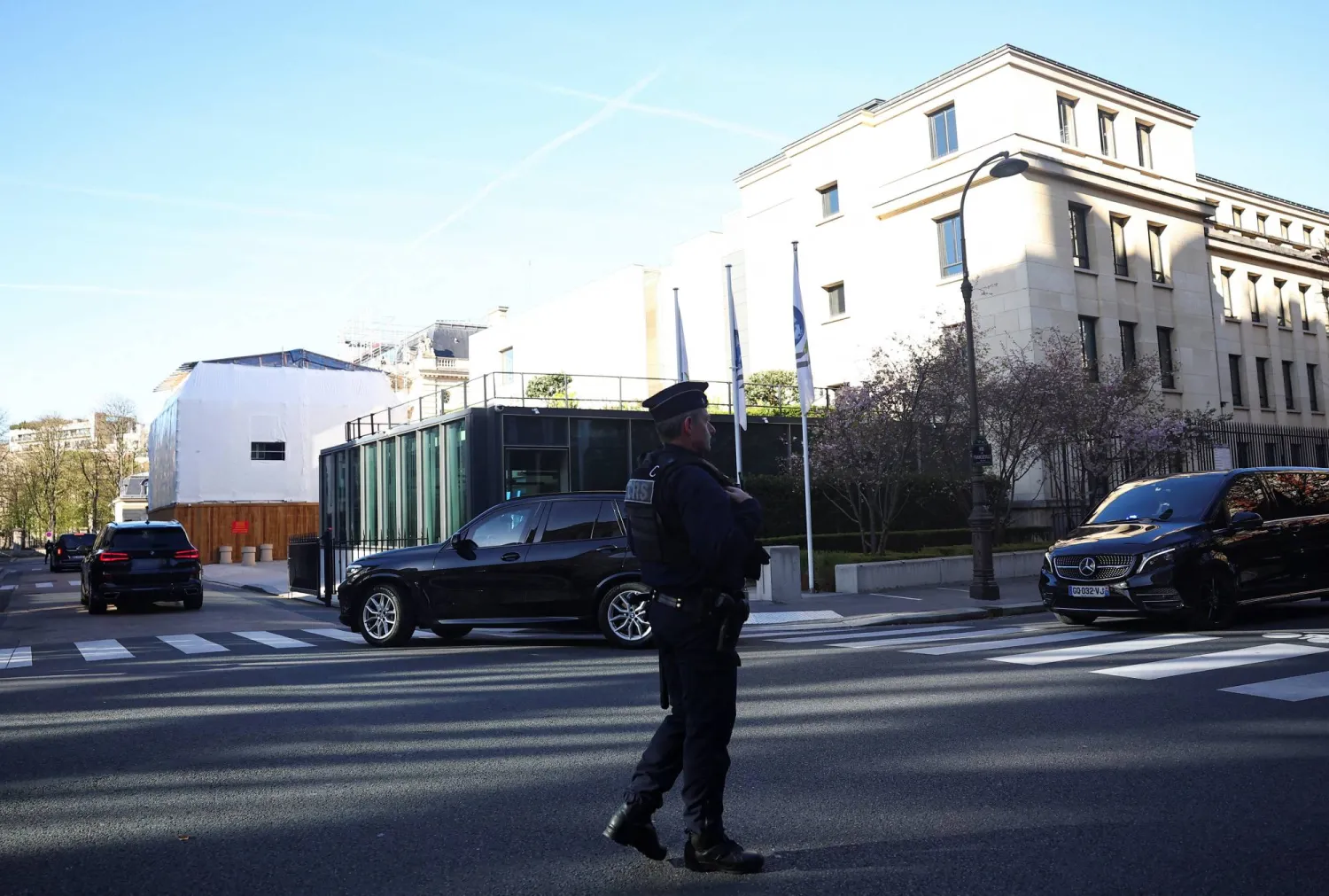 لدى وصول وفد أميركي إلى مقر «منظمة التعاون الاقتصادي والتنمية» في باريس (رويترز)