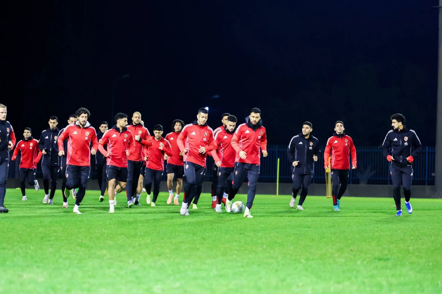 مجلس إدارة النادي خصم 30 % من رواتب لاعبي الفريق (النادي الأهلي)