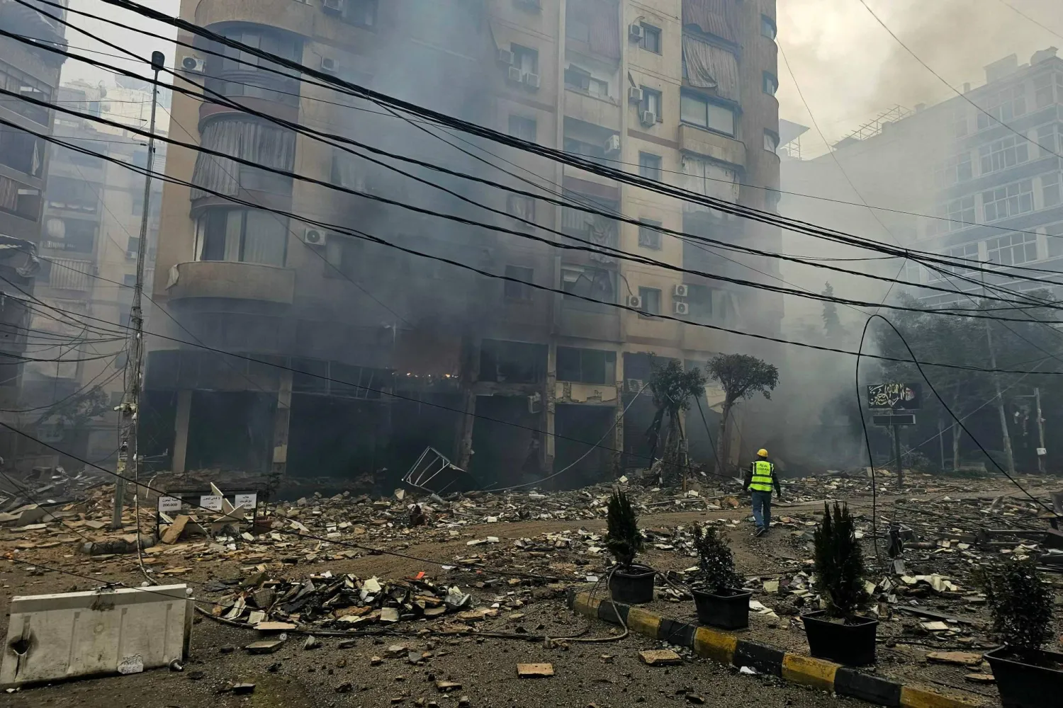 وصل أحد رجال الإنقاذ إلى موقع غارة جوية إسرائيلية استهدفت مجمعاً سكنياً في ضاحية حارة حريك جنوب بيروت (أ.ف.ب)