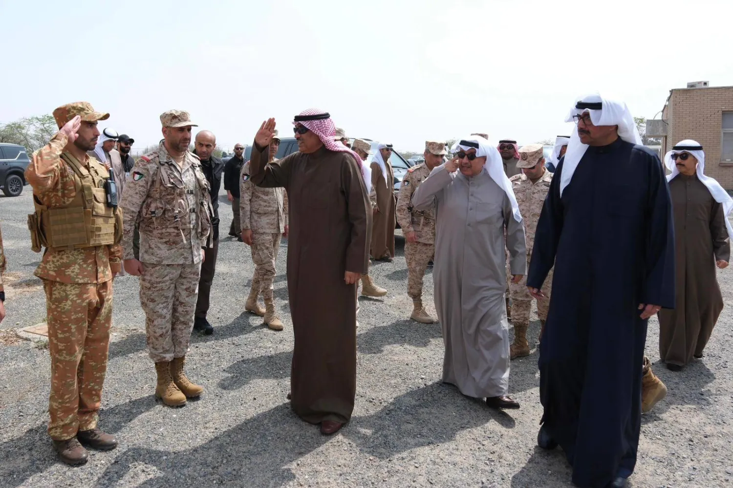 ولي العهد الكويتي الشيخ صباح خالد الحمد الصباح يتفقد عدداً من القواعد والمواقع العسكرية في البلاد (كونا)