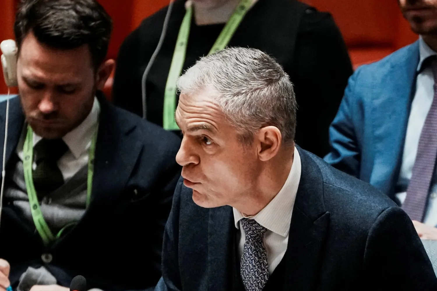 المندوب الفرنسي الدائم لدى الأمم المتحدة جيروم بونافون يتحدث خلال اجتماع مجلس الأمن في نيويورك (رويترز)