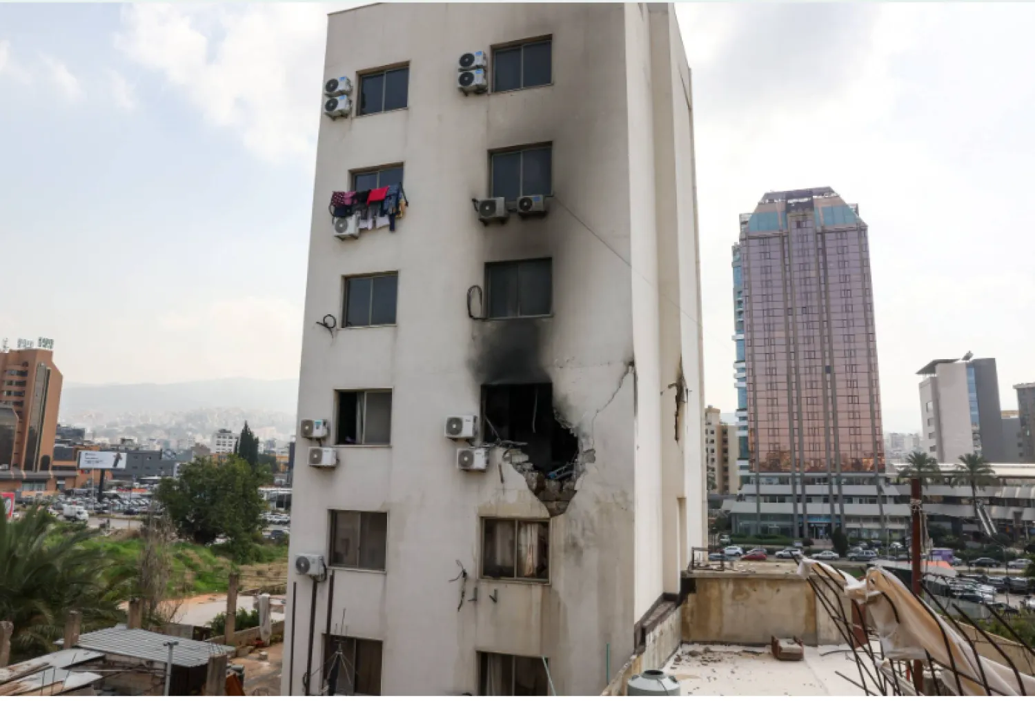 آثار غارة إسرائيلية استهدفت شقة في مبنى بمنطقة برج حمود في بيروت خلال الشهر الحالي (رويترز)