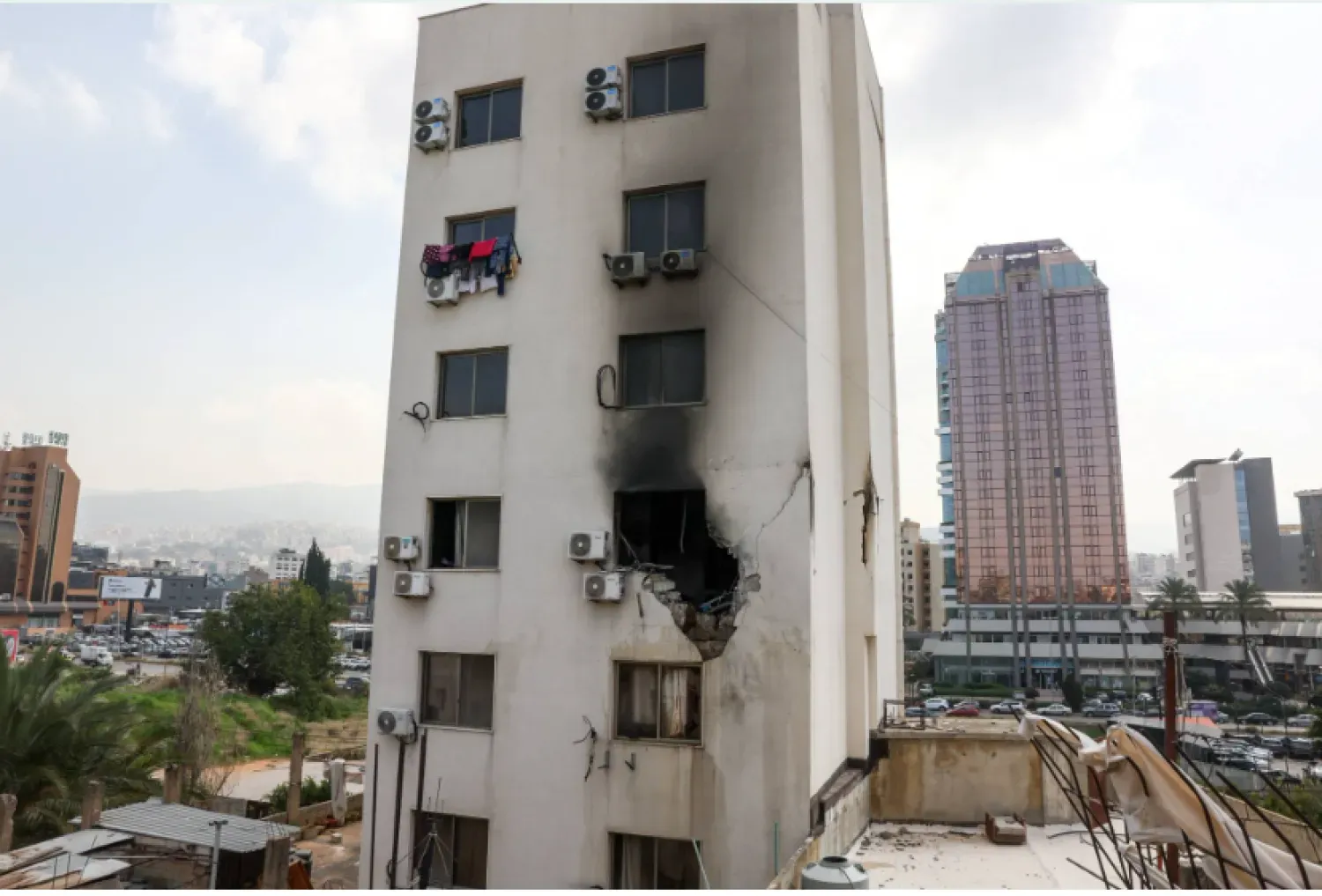 Bu ay içinde Beyrut’un Burc Hammud bölgesinde bir apartman dairesini hedef alan İsrail saldırısının izleri (Reuters)