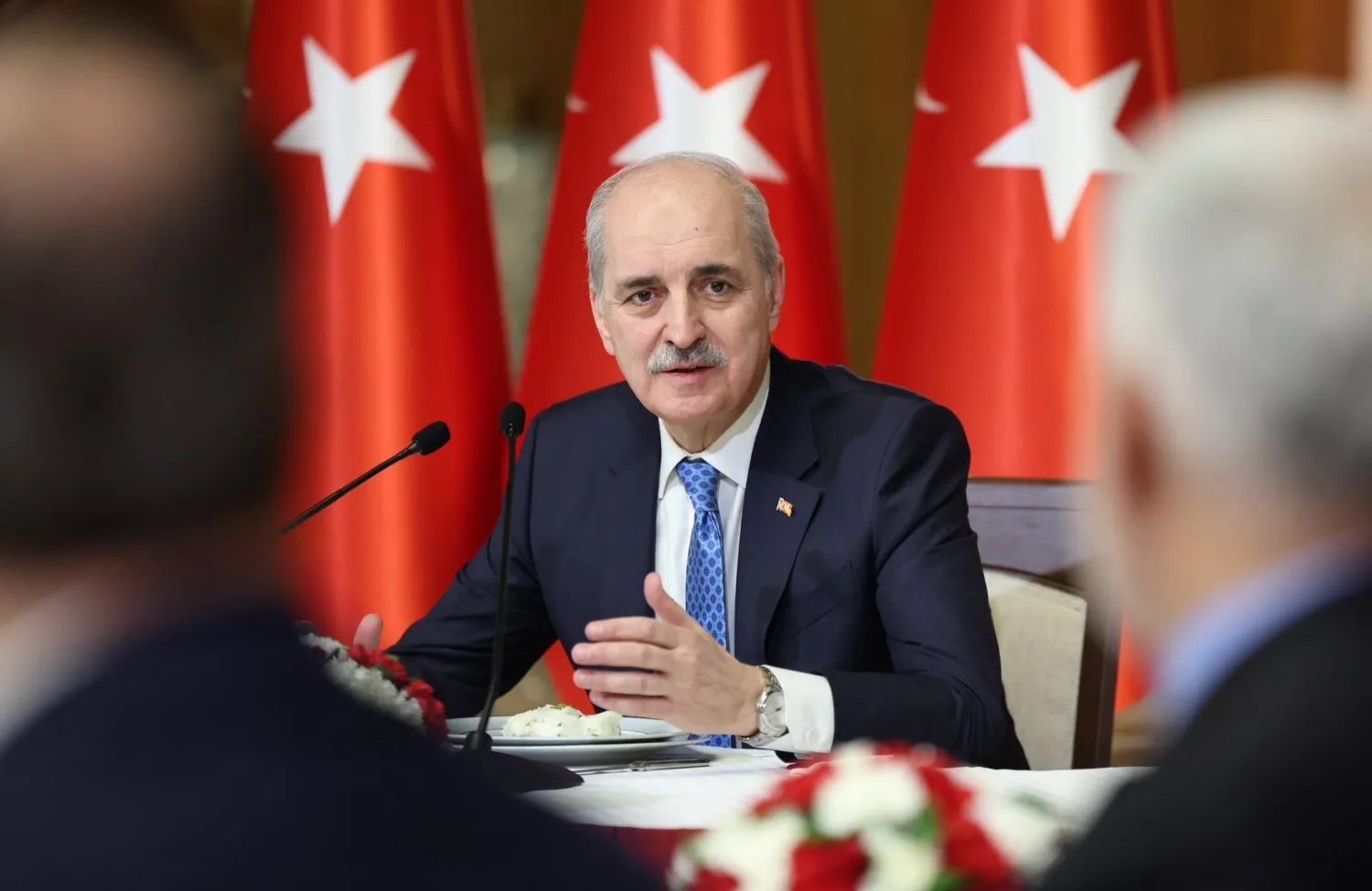 رئيس البرلمان التركي نعمان كورتولموش في لقاء مع ممثلي وسائل إعلام تركية (حساب البرلمان على إكس)