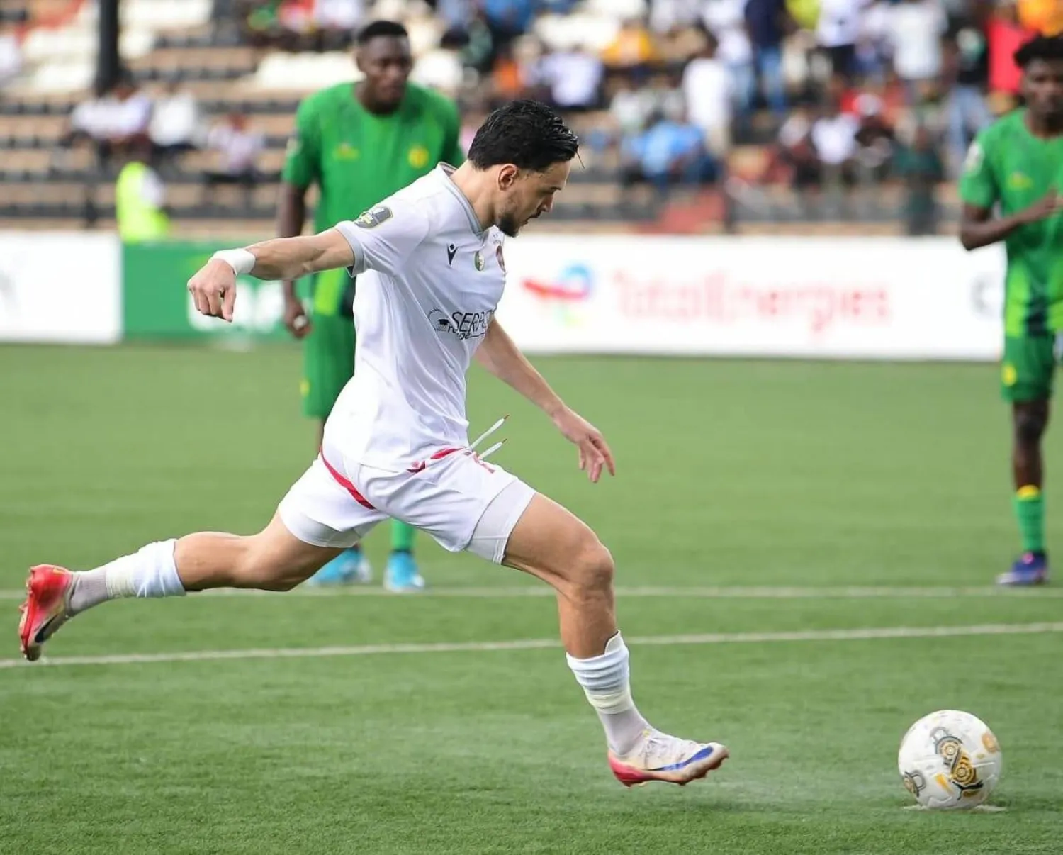 أحمد خالدي لحظة تسجيله هدف اتحاد العاصمة من ركلة جزاء (نادي اتحاد العاصمة)