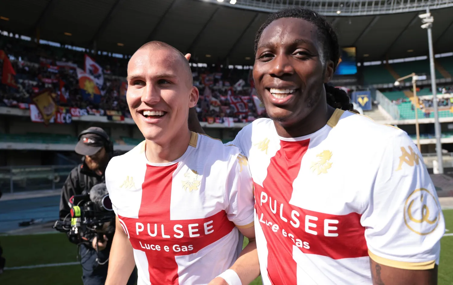 ثنائي فيرونا فيتينيا وليو أوستيغارد يحتفلان بالفوز على هيلاس فيرونا (إ.ب.أ)