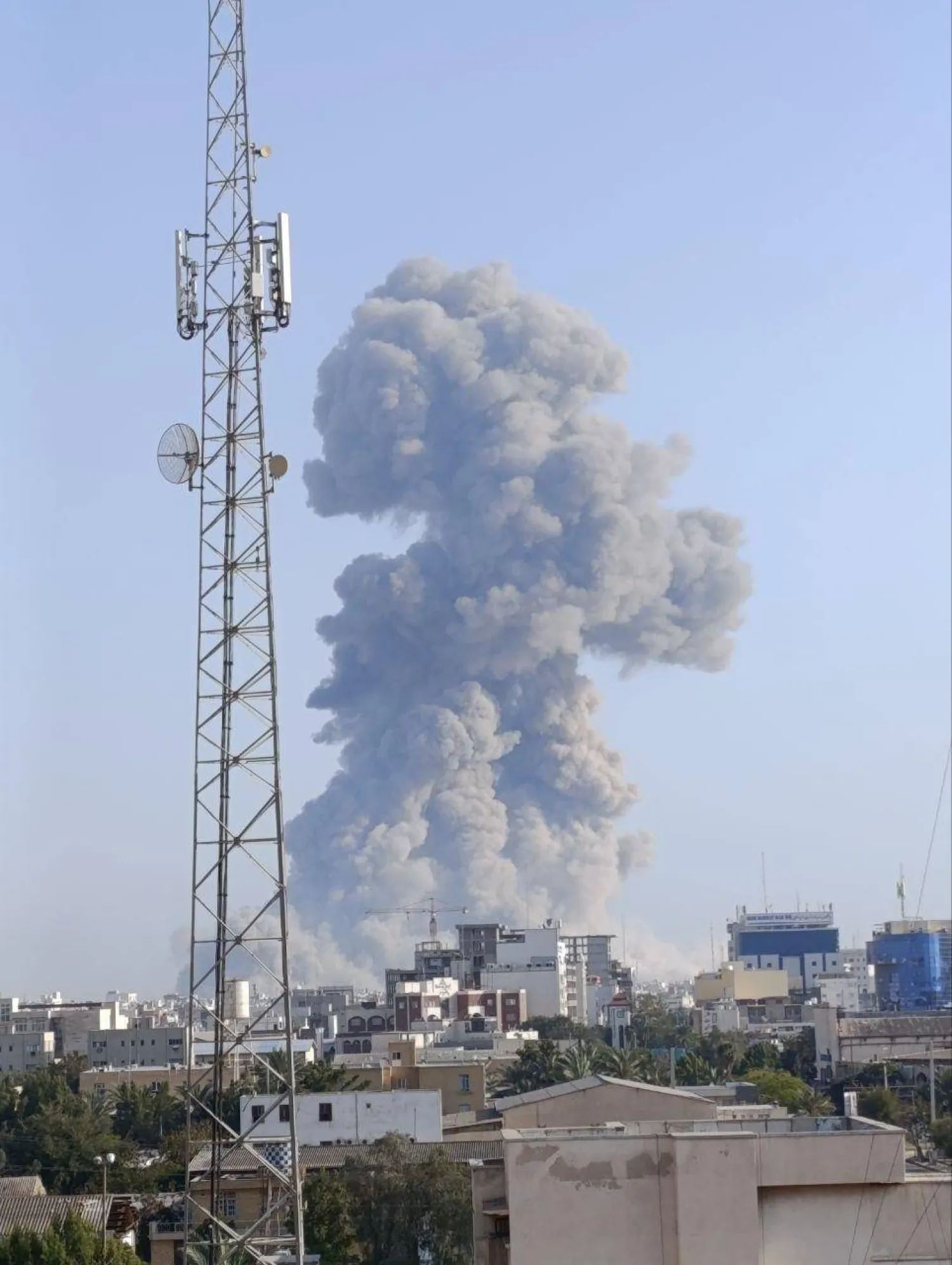 قصف يطال موقع بمدينة بوشهر جنوب إيران (تلغرام)